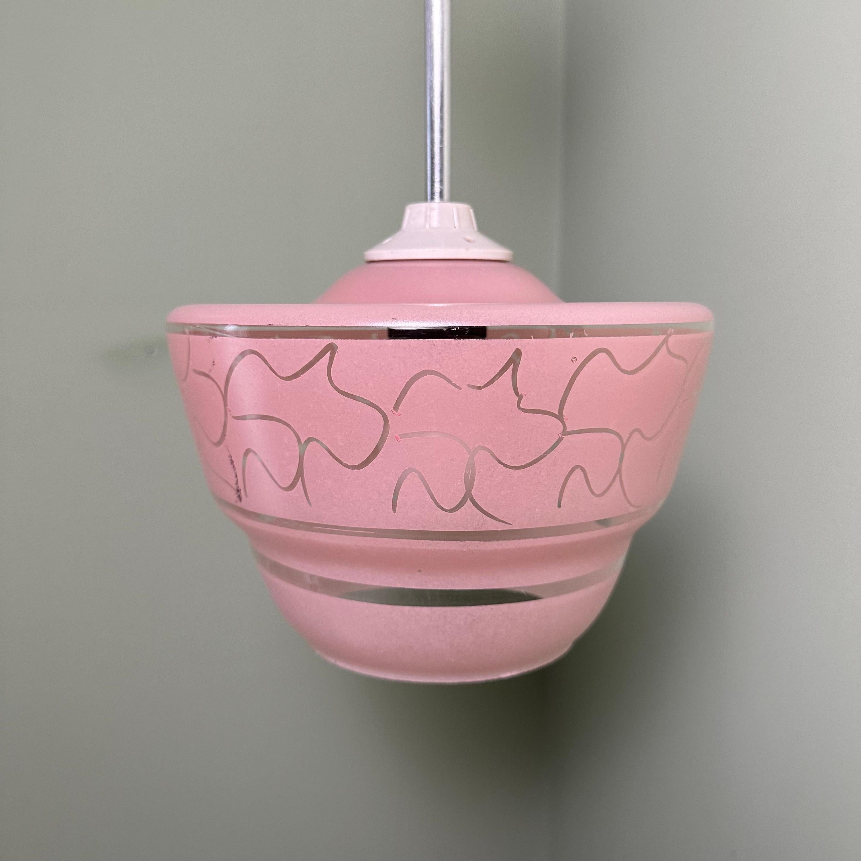 Fin du 20e siècle Pendentif de plafond en verre vintage rose avec motif gravé en vente