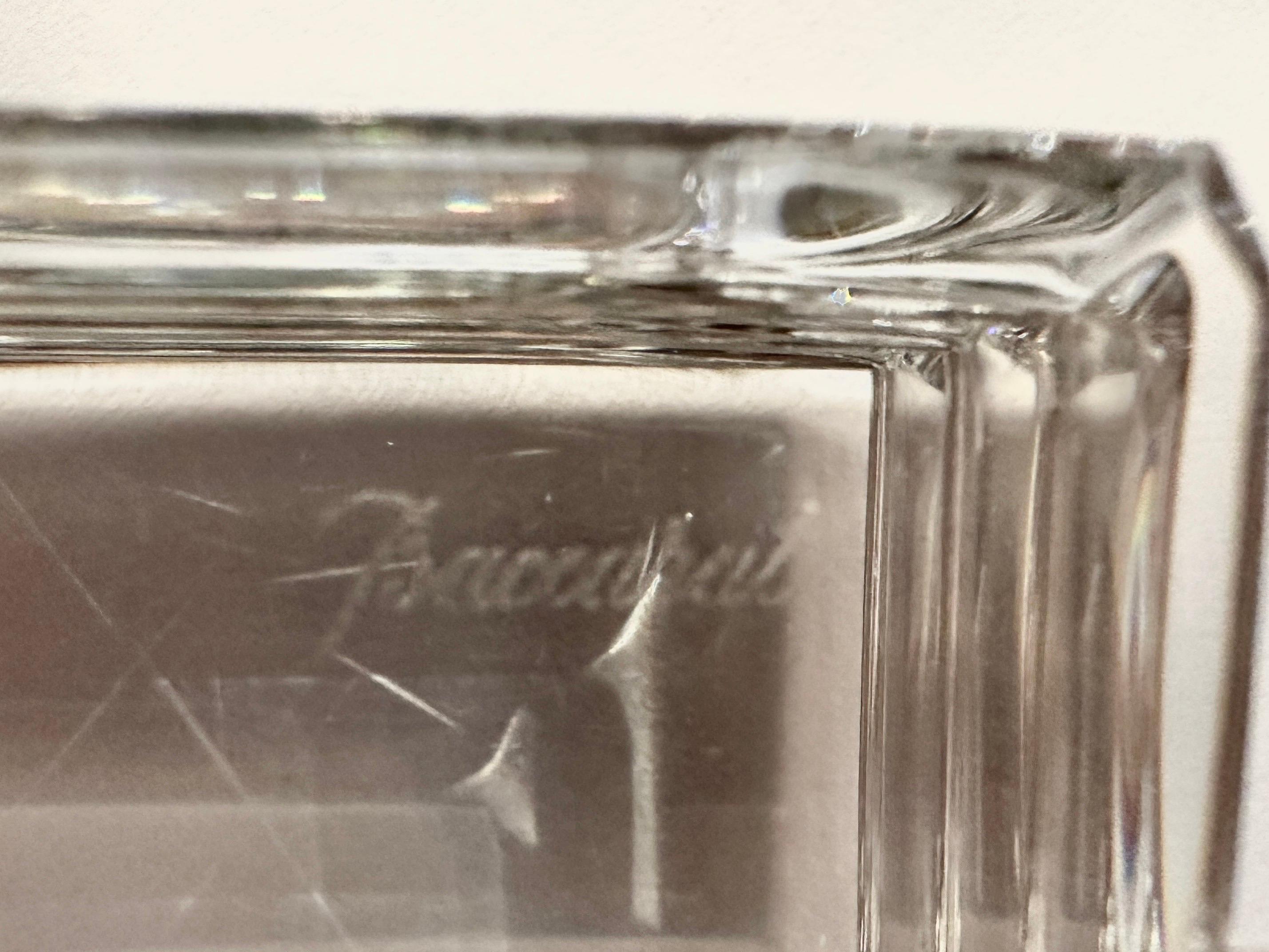 Français Cendrier/vide-poche carré en cristal vintage de style Art Déco de Baccarat en vente