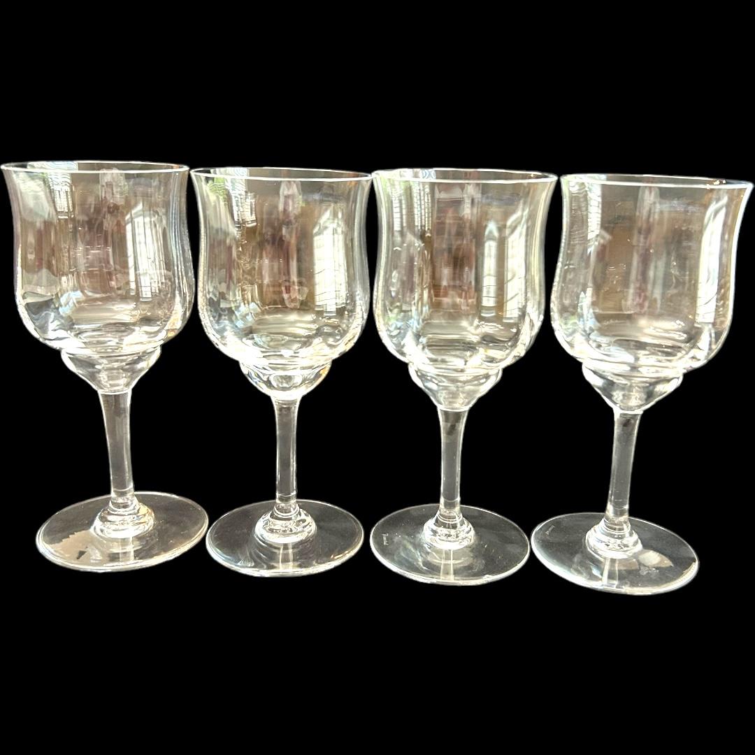 Aggiungi un tocco di eleganza vintage alla tua collezione di bicchieri con questi splendidi bicchieri da vino in cristallo Baccarat 