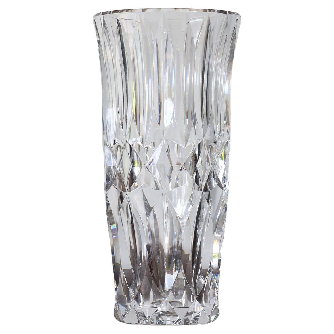 Se trata de un florero de cristal Baccarat original de época.
Muy grande y pesada.
En el fondo del jarrón tienen una marca

