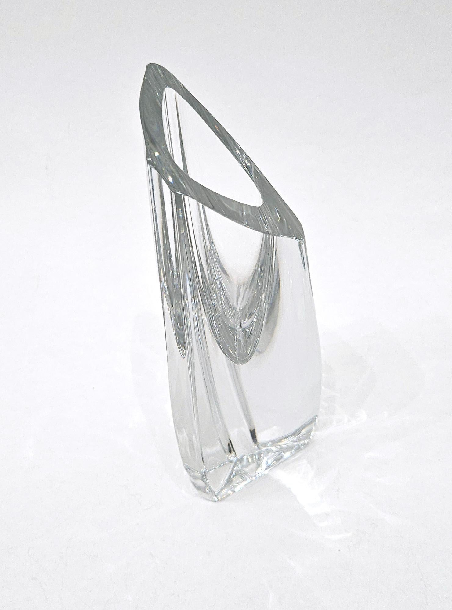 Cristallo Vaso a bocciolo di rosa in cristallo pesante al piombo Baccarat d'epoca, Francia, fine XX secolo in vendita