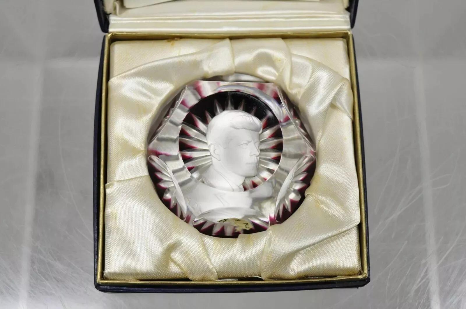 Pisapapeles vintage Baccarat John F. Kennedy de cristal francés sulfurado rojo rubí. El artículo incluye la caja y el pisapapeles originales, artículo vintage muy bonito, artesanía francesa de calidad. Mediados del siglo XX. Medidas: 2