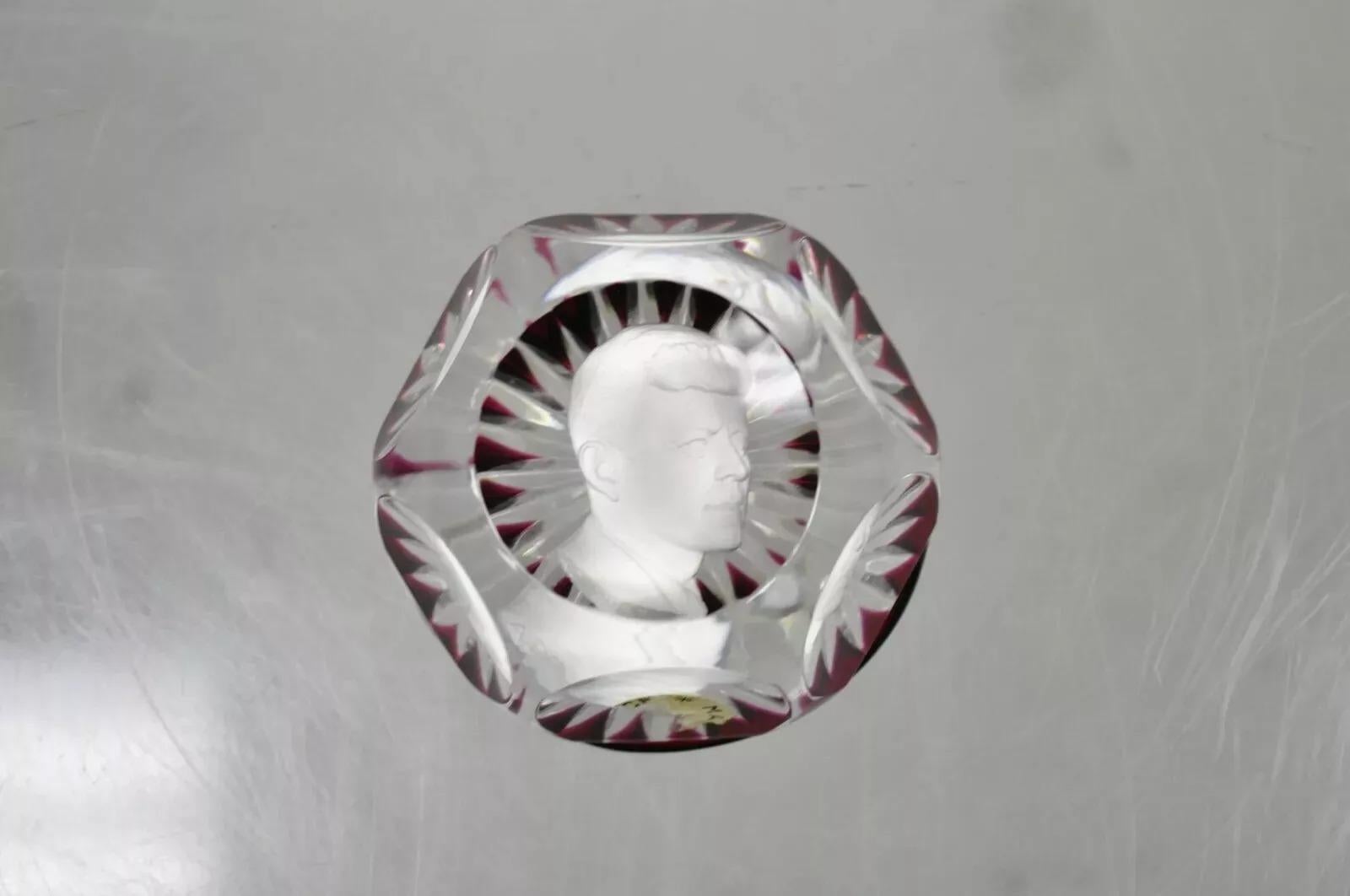 Pisapapeles Vintage Baccarat John F. Kennedy Rubí Rojo Sulfuro Cristal Francés Otro en venta