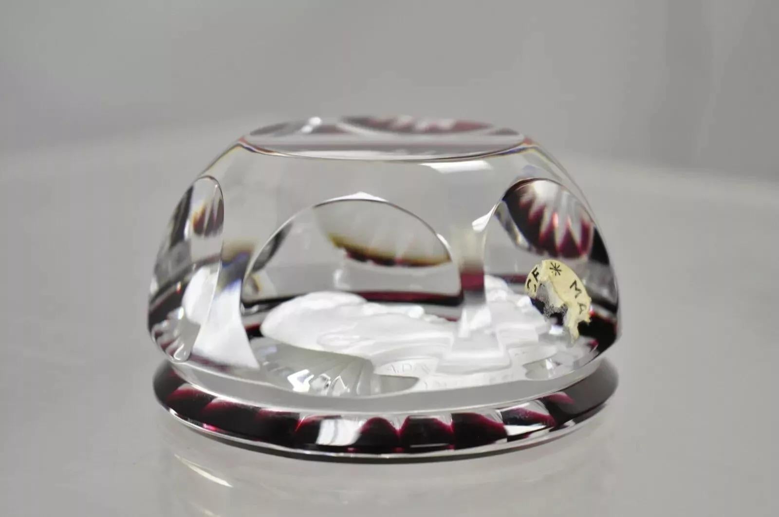Pisapapeles Vintage Baccarat John F. Kennedy Rubí Rojo Sulfuro Cristal Francés en Bueno estado para la venta en Philadelphia, PA
