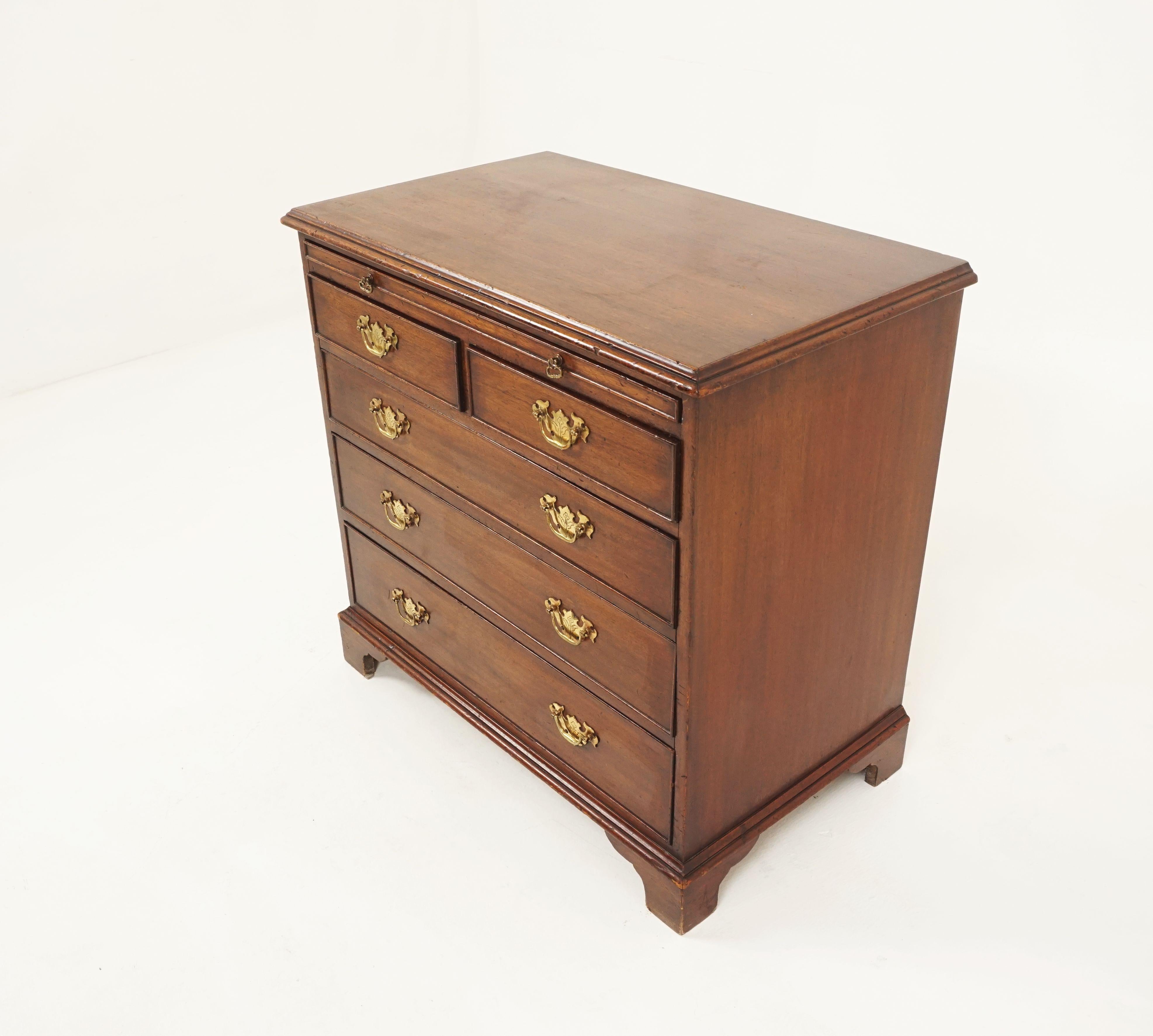 Vintage bachelor chest, solid walnut, 5 drawer dresser, Scotland 1920, B2725

Scotland 1920
Solid walnut
Original finish
Rectangular moulded top
Brushing slide underneath
Two short and three long drawers below
Original brass hardware
All