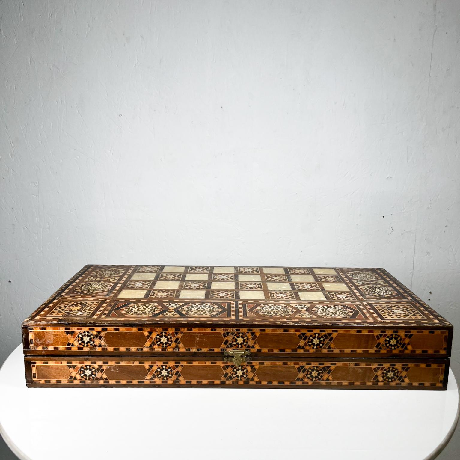 Vintage backgammon game board chess box intricate mosaic wood marquetry inlaid Mop
Measures: 19.63 x 9.88 deep x 3.13 tall, open 19.34 x 19.63 x 1.63
Preowned original vintage condition. Wear present.
No pieces are included.
Review all images