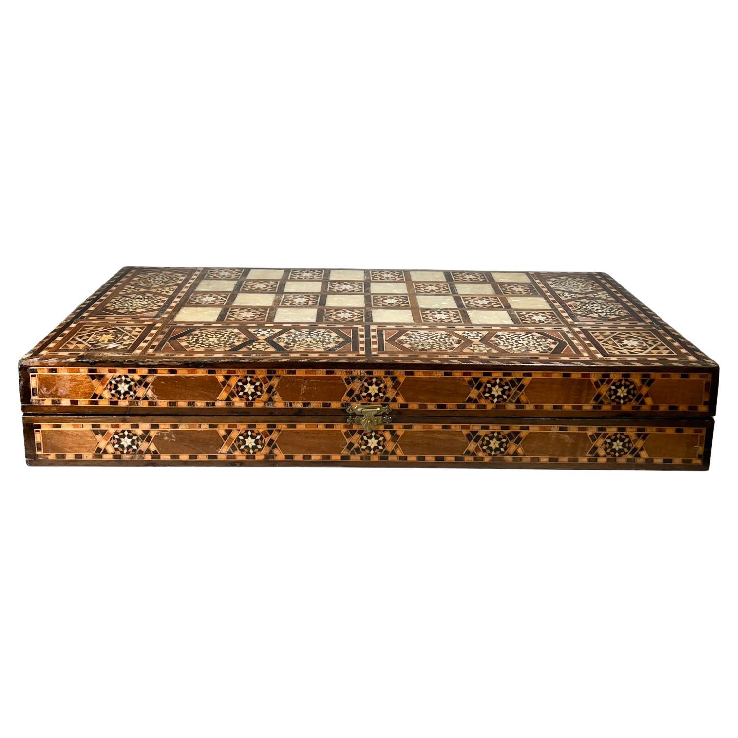 Scatola da gioco backgammon vintage per scacchi intricato mosaico in legno intarsiato Mop
 19,5 l x 10 p x 3,5 h.
Condizioni vintage originali usate. Usura presente.
Non sono inclusi pezzi.
Esamina tutte le immagini fornite.