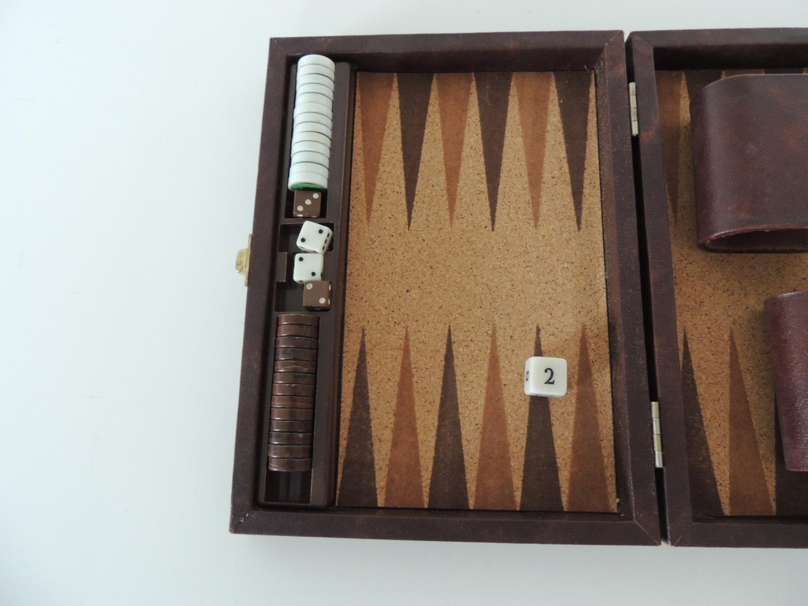 Vintage backgammon game in brown faux leather carrying case.
Size: 9