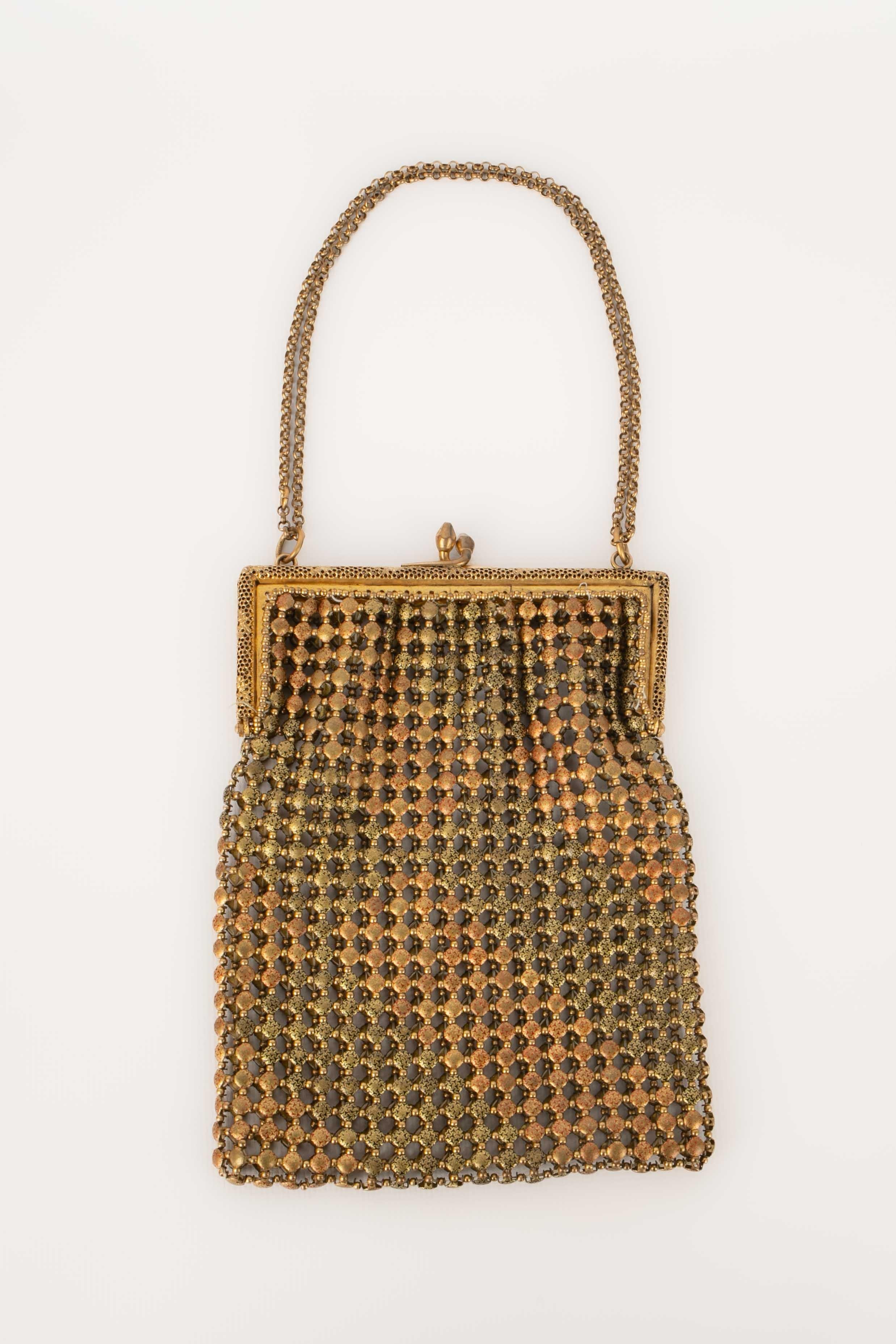 INCONNU -Mini sac vintage en métal doré ajouré.

Condit :
Très bon état.

Dimensions :
Longueur : 13 cm - Hauteur : 16 cm - Profondeur : 1 cm - Longueur du manche : 50 cm

SKU:S195