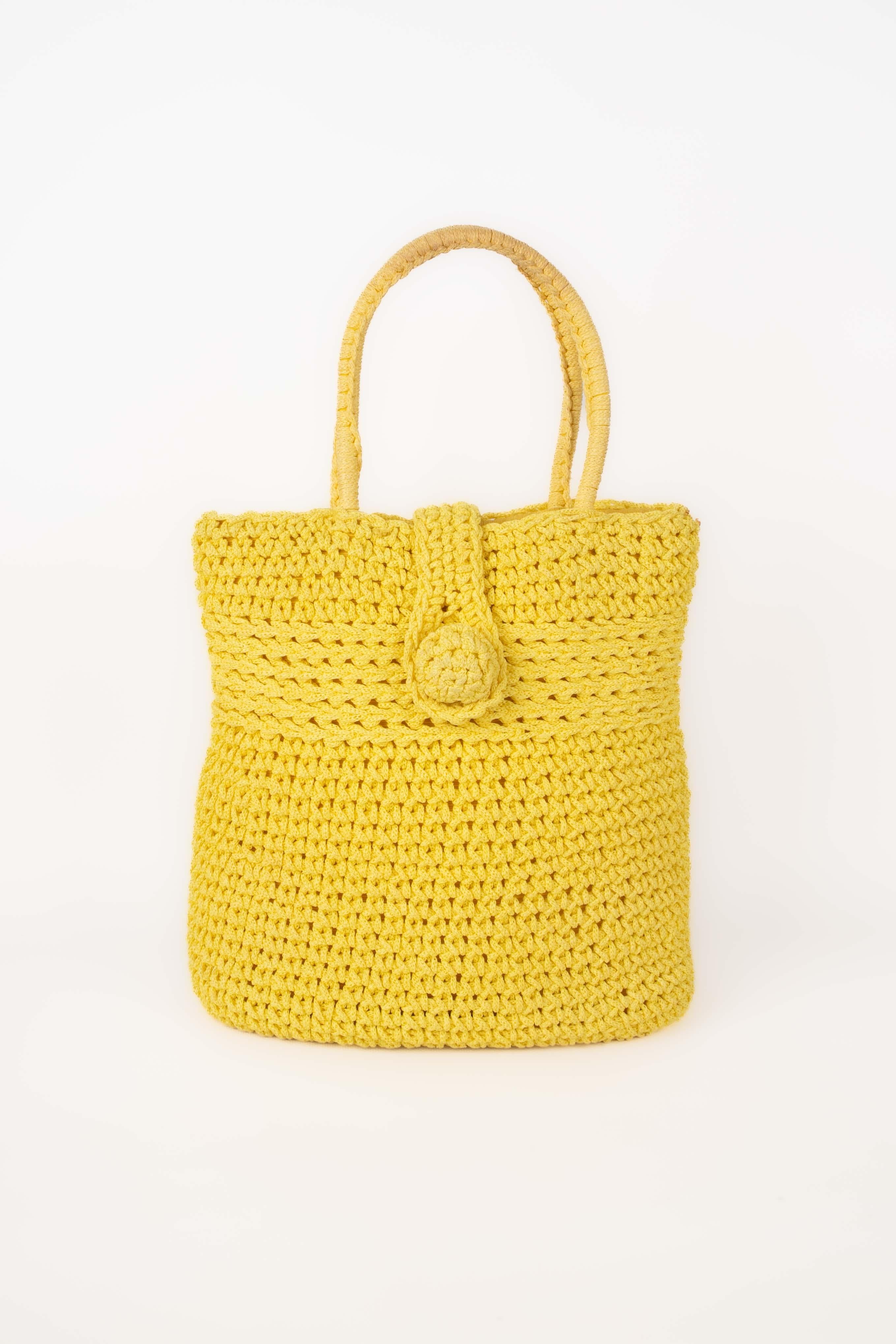 UNKNOWN - Sac vintage jaune tissé des années 1960

Condit :
Bon état

Dimensions :
Longueur : 26 cm - Hauteur : 30 cm - Profondeur : 10 cm - Poignées : 38 cm

SKU:S281