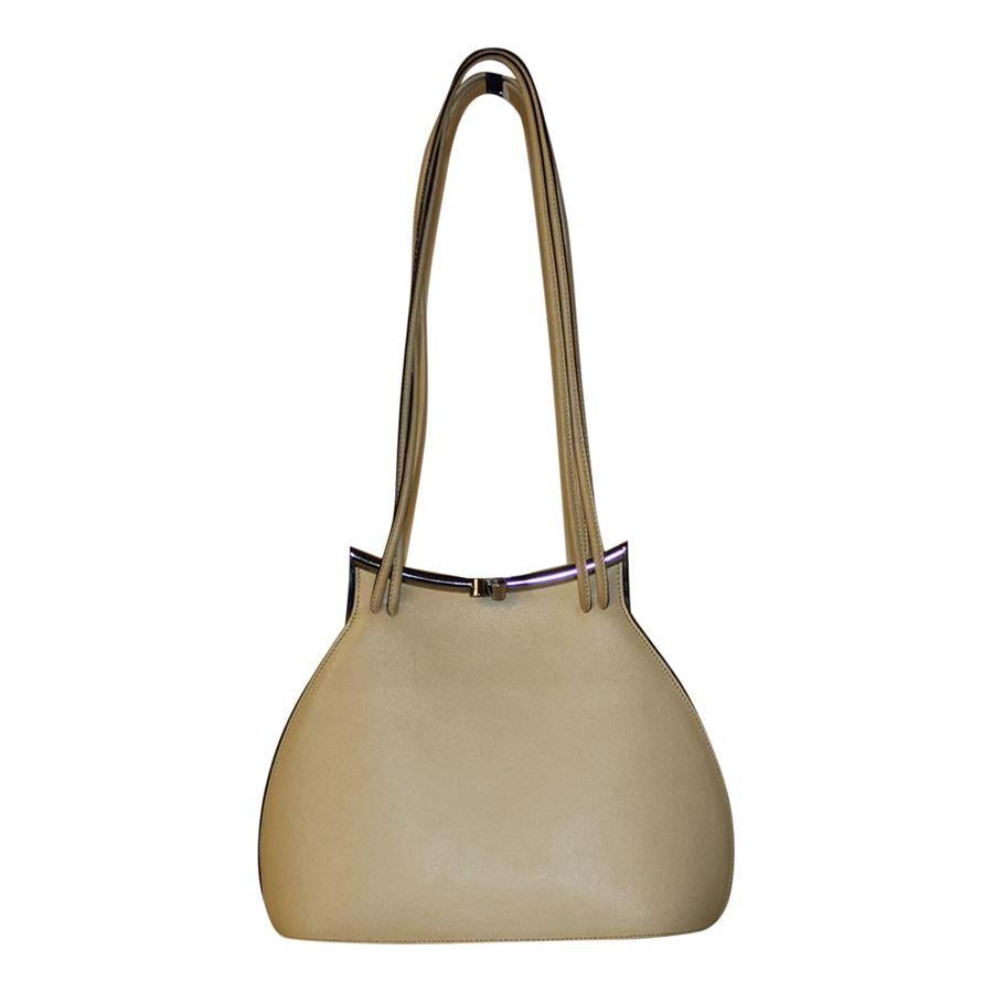 Vintage Leather Light beige color Double handles Metal closure One internal pocket with zip closure Two other pockets Cm 27 x 22 x 11 (10.62 x 8.66 x 4.33 inches) Inside the bottom is a little bit falling apart see pictures

