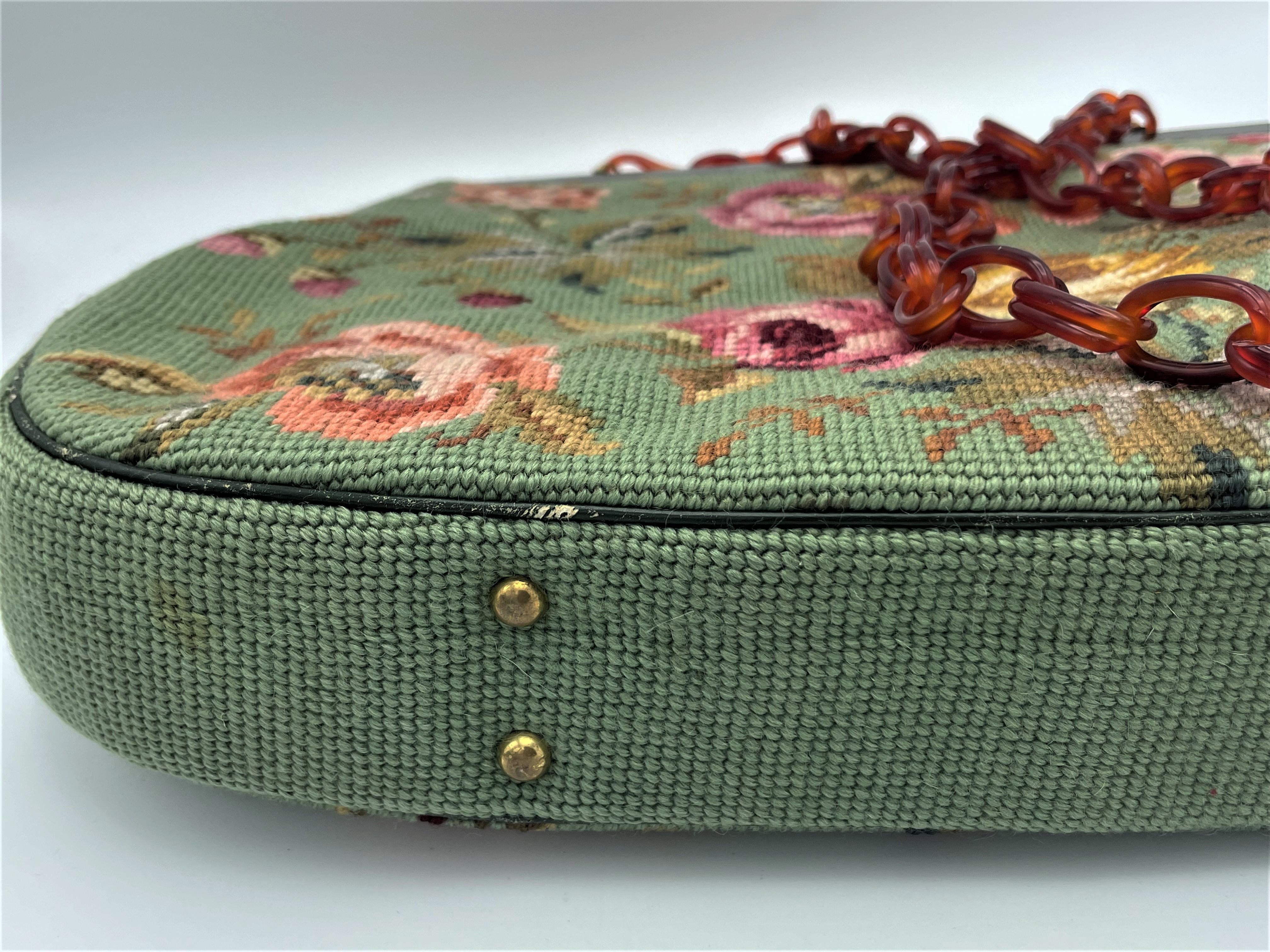 Vintage bag hand-embroidered light green and leather from the 1950, USA   In Good Condition For Sale In Stuttgart, DE