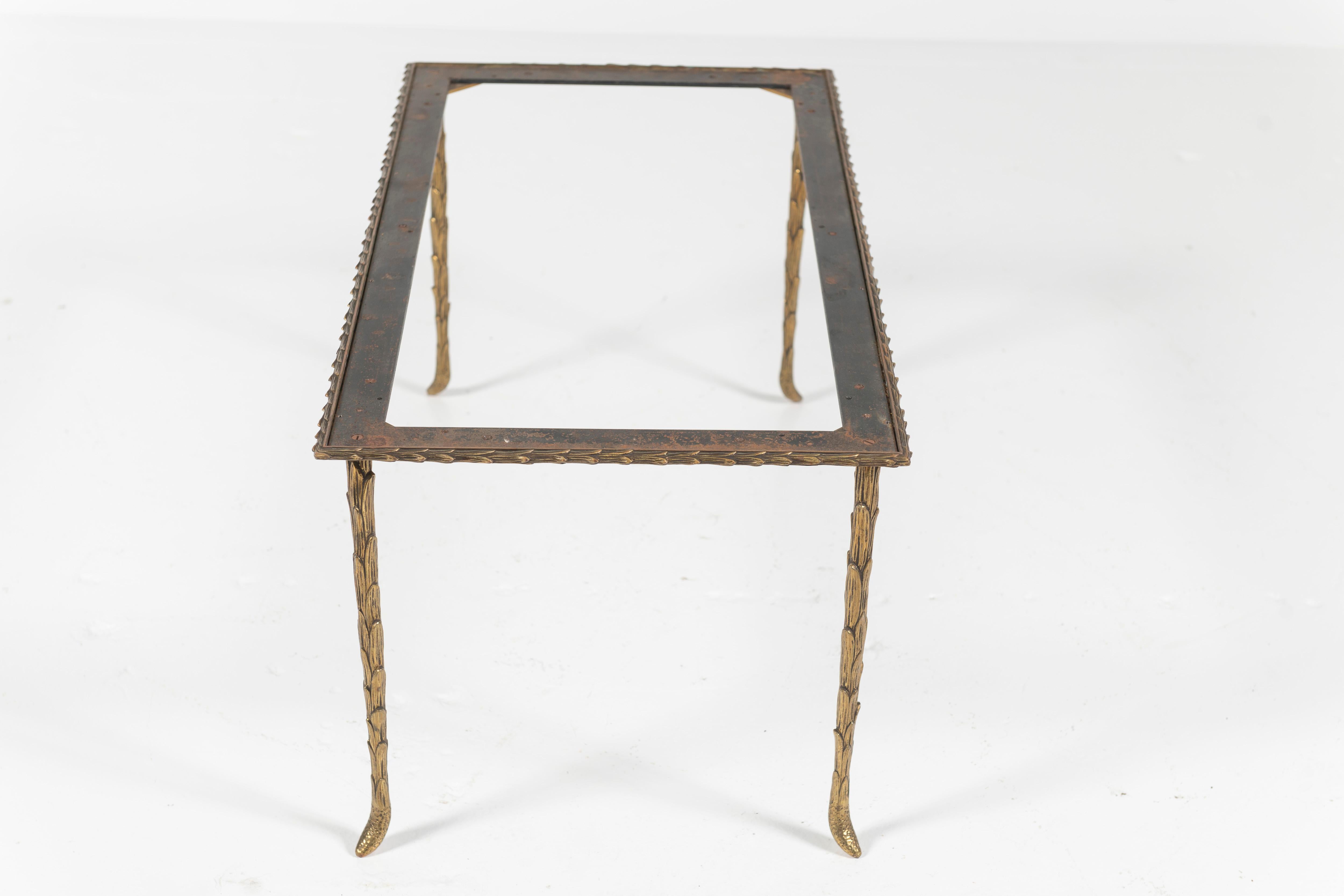 Belle table basse rectangulaire de taille moyenne en bronze par Masion Bagues,  France. Les pieds en bronze coulé ont un motif en forme de palmier. Installez votre propre plateau, par exemple en verre miroir doré, en verre fumé, en marbre ou en