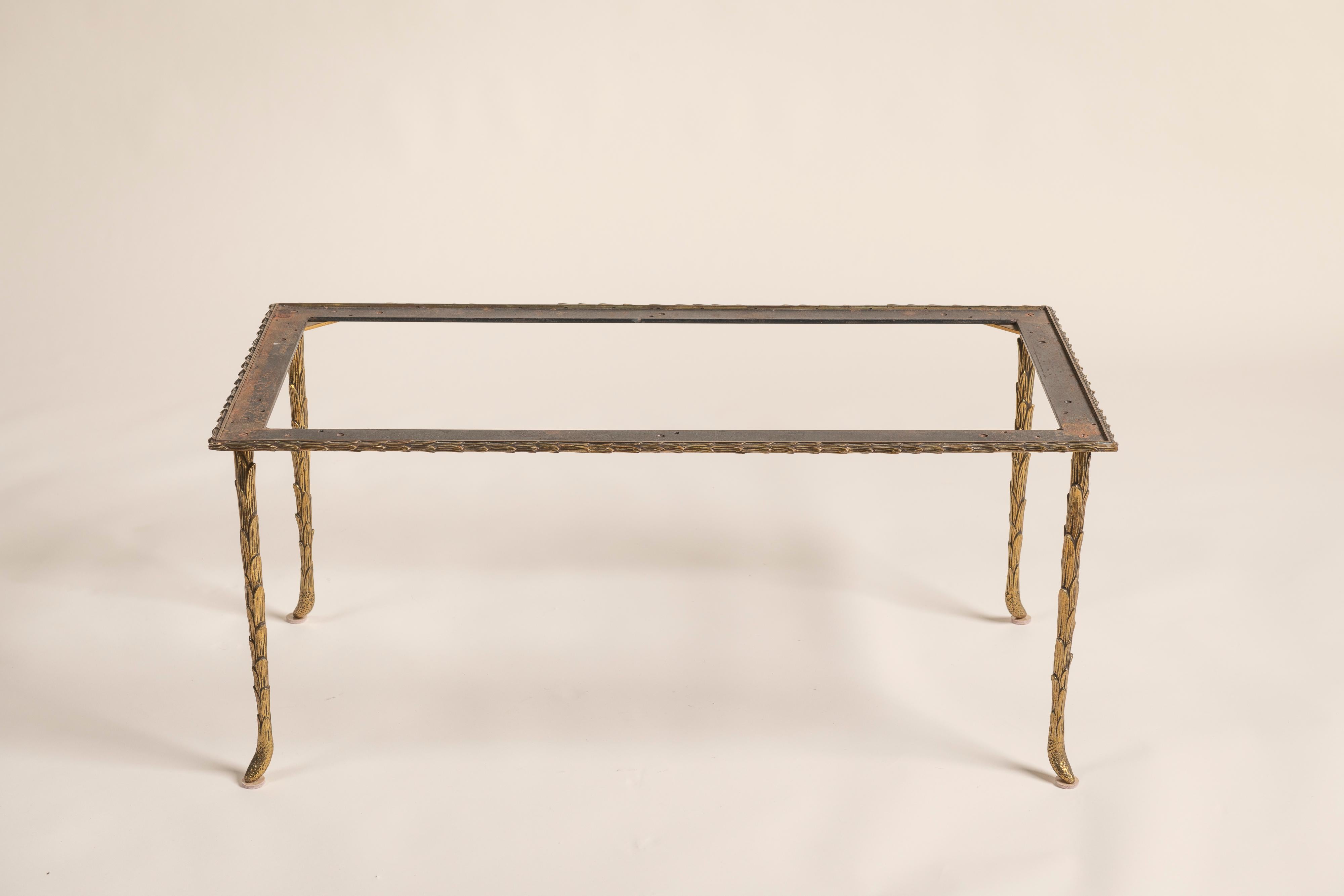 Belle table basse rectangulaire de taille moyenne en bronze par Masion Bagues,  France. Les pieds en bronze coulé ont un motif en forme de palmier. Installez votre propre plateau, par exemple en verre miroir doré, en verre fumé, en marbre ou en
