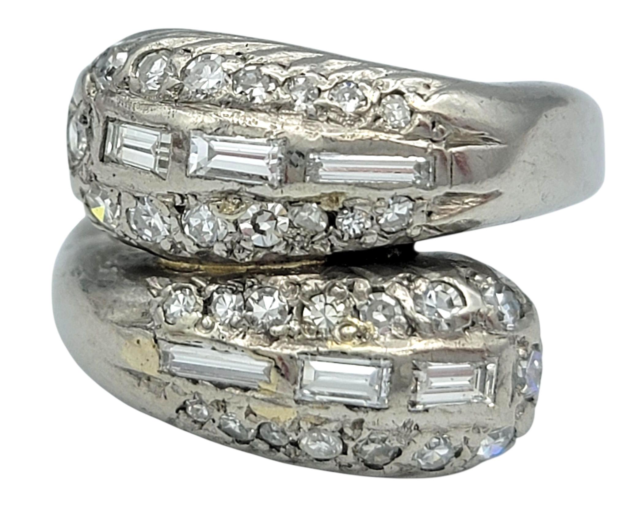 Contemporaneo Anello Bypass largo con diamanti vintage taglio baguette e singolo in palladio in vendita