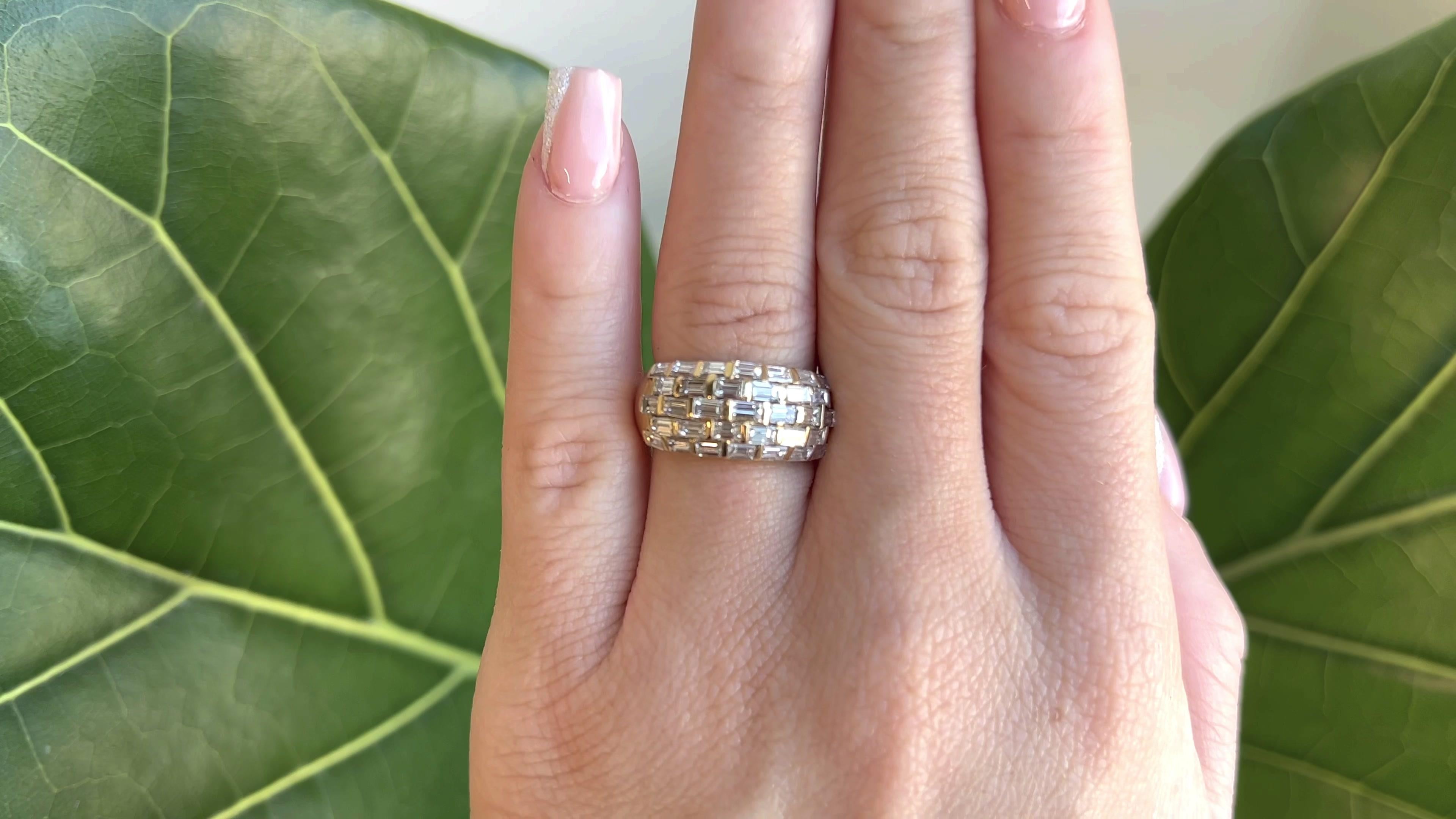 One Vintage Baguette Cut Diamond 18 Karat Gold Dome Ring. featuring thirty three baguette cut diamonds with a total weight of approximately 3.00 carats F color, VS clarity. Crafted in 18k yellow gold with purity marks. Ca. 1980er Jahre The ring is a