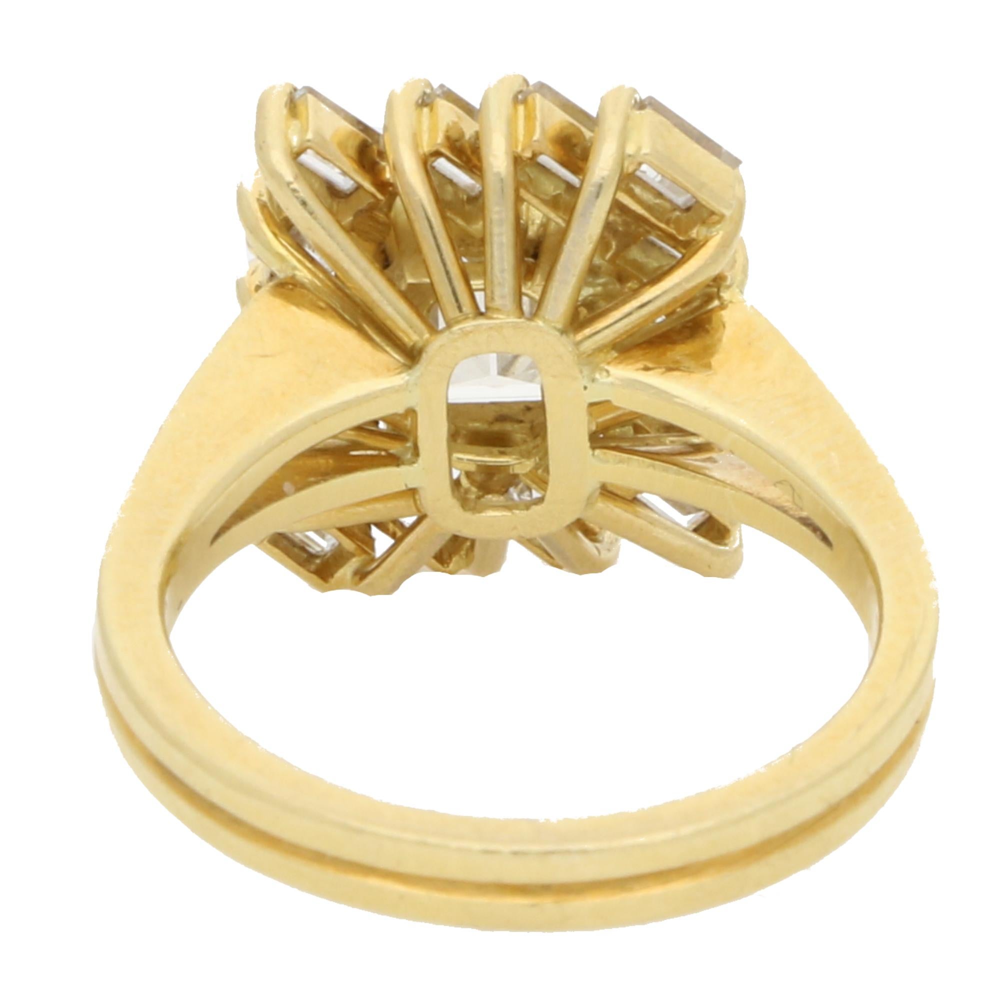 Vintage Baguette Cut Diamond Cluster Ring in 18k Yellow Gold In Excellent Condition For Sale In London, GB