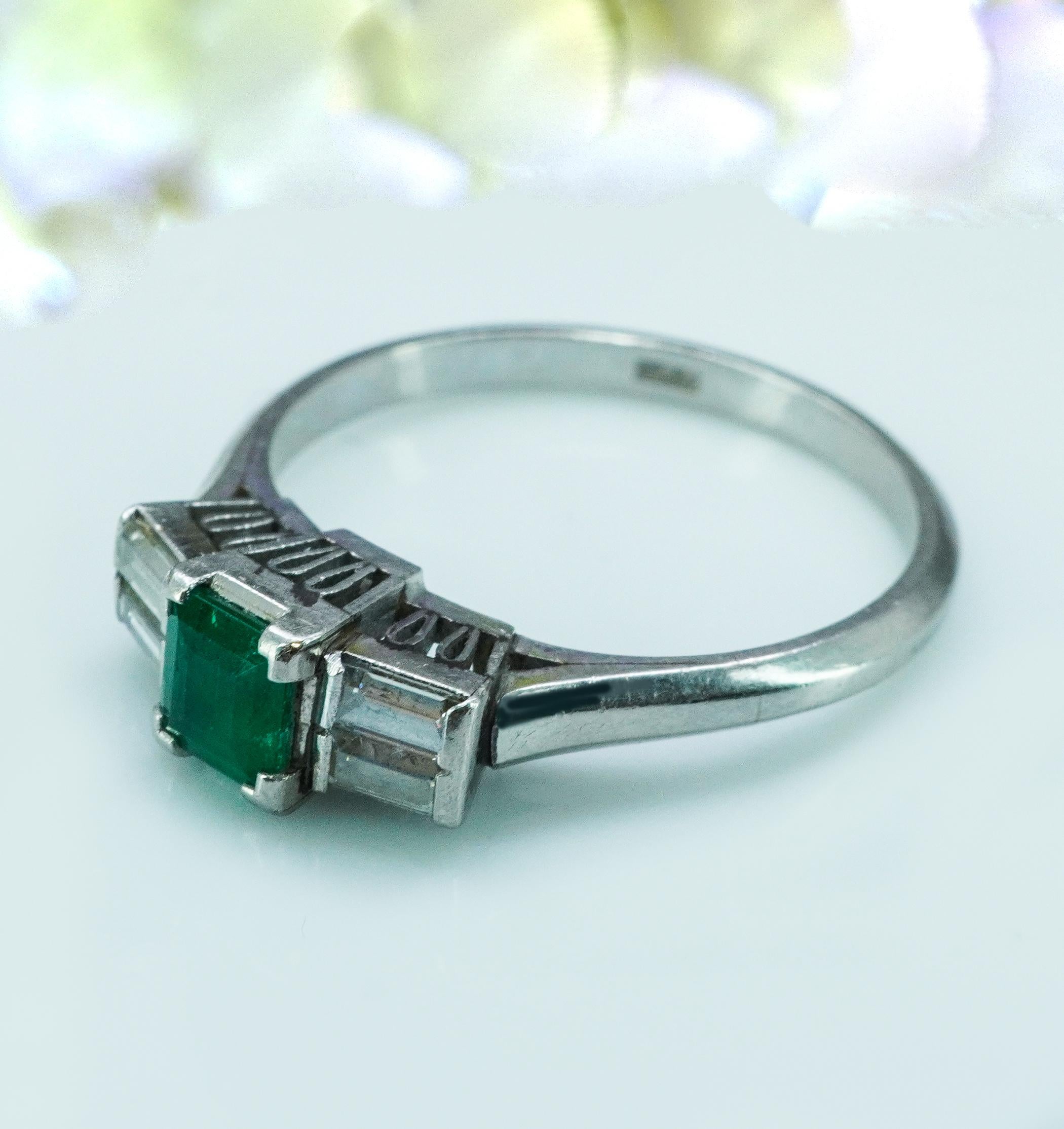 Vintage Baguette Diamond Emerald Platinum Filigree Ring Estate Dainty Small In Good Condition For Sale In Brambleton, US