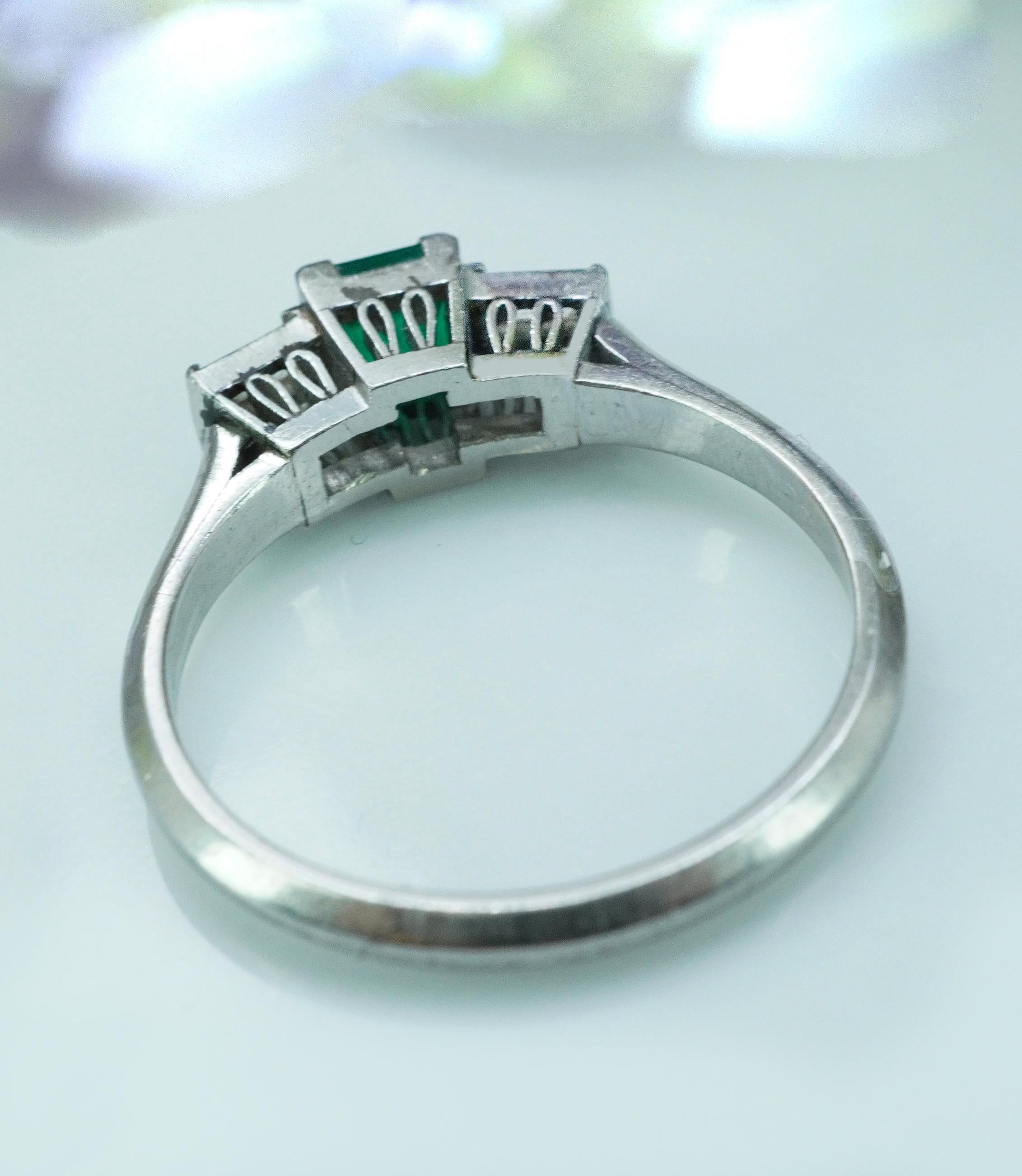 Vintage Baguette Diamond Emerald Platinum Filigree Ring Estate Dainty Small For Sale 2