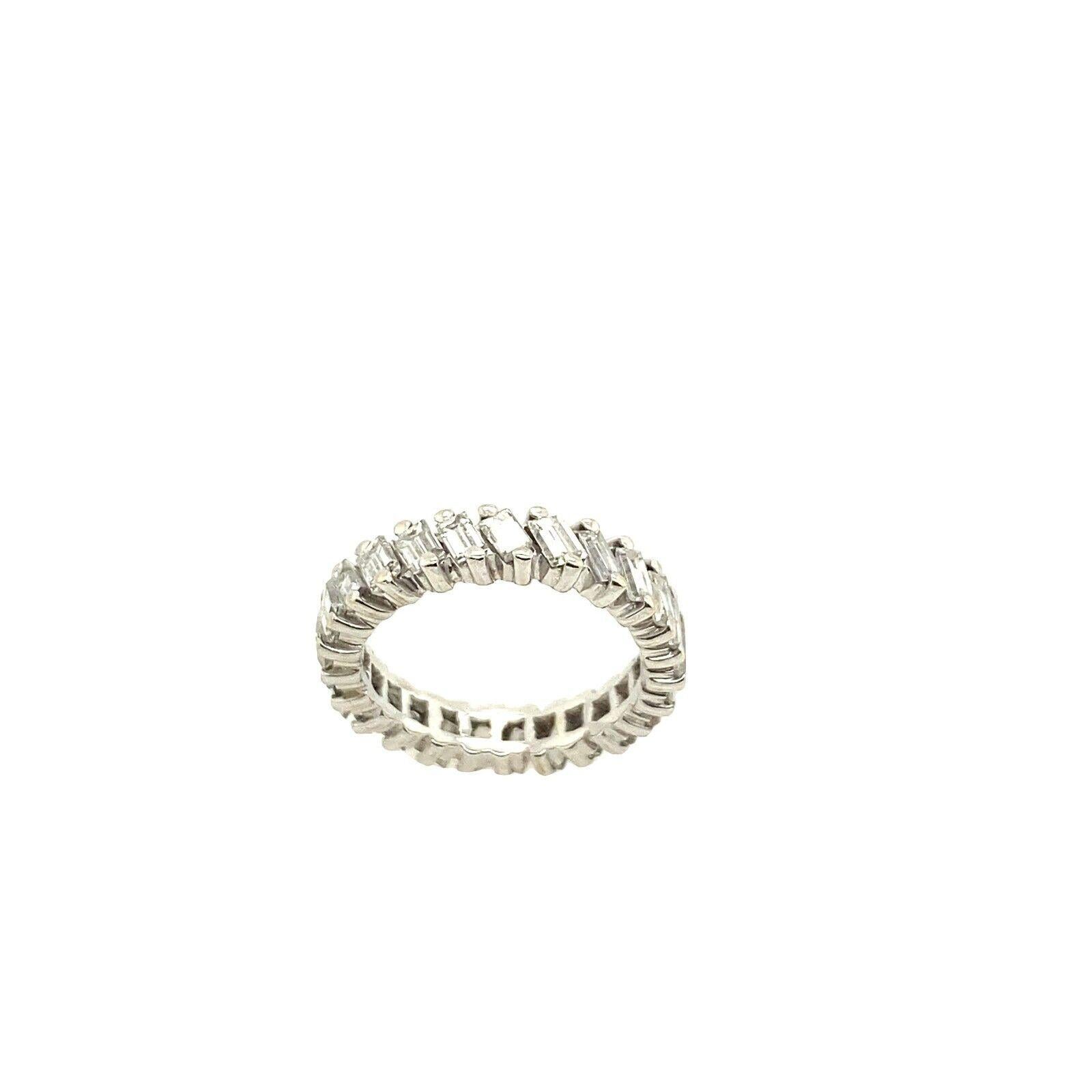 Vintage Baguette-Diamant-Eternity-Ring mit 2,0 Karat Diamanten in voller Eternity-Fassung (Baguetteschliff) im Angebot