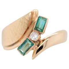 Vintage Baguette Green Emerald and Diamond 14 Karat Yellow Gold Ring