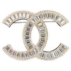 Spilla vintage con baguette "Logo CC" di Chanel