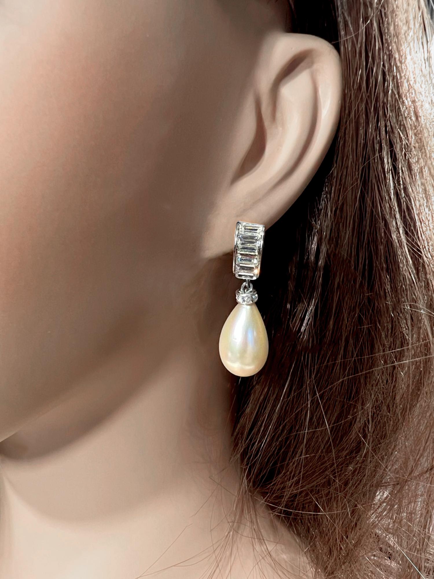 Vintage Baguette Swarovski Diamanté Huggie Rhodium Pearl Drop Earrings Bridal Evening Wear
The perfect elegant, discrete diamond look is in a mint sparkly Diamanté  pearl dangly ear clip—half by a quarter inch and three quarter inch long of sparkly