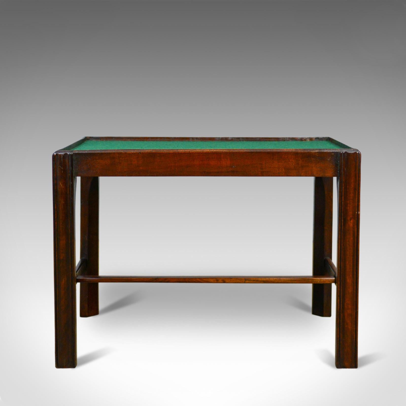 Il s'agit d'une table d'appoint vintage en baïonnette. Une table anglaise en acajou datant de la fin du 20e siècle.

Qualité de l'artisanat et de la finition
En acajou sélectionné, affichant une couleur riche et profonde.
Habillé d'un haut de