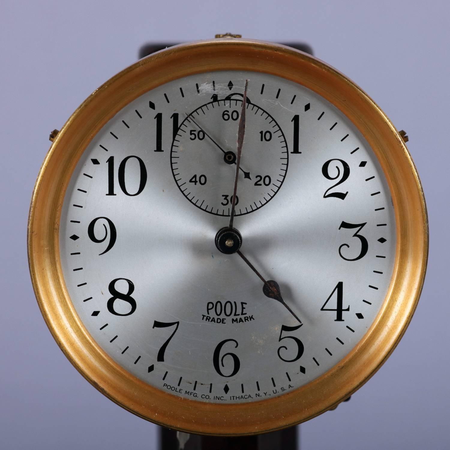 Américain Horloge dôme à impulsion en bakélite fonctionnant sur piles, par POOL Ithaca, NY, 20e siècle