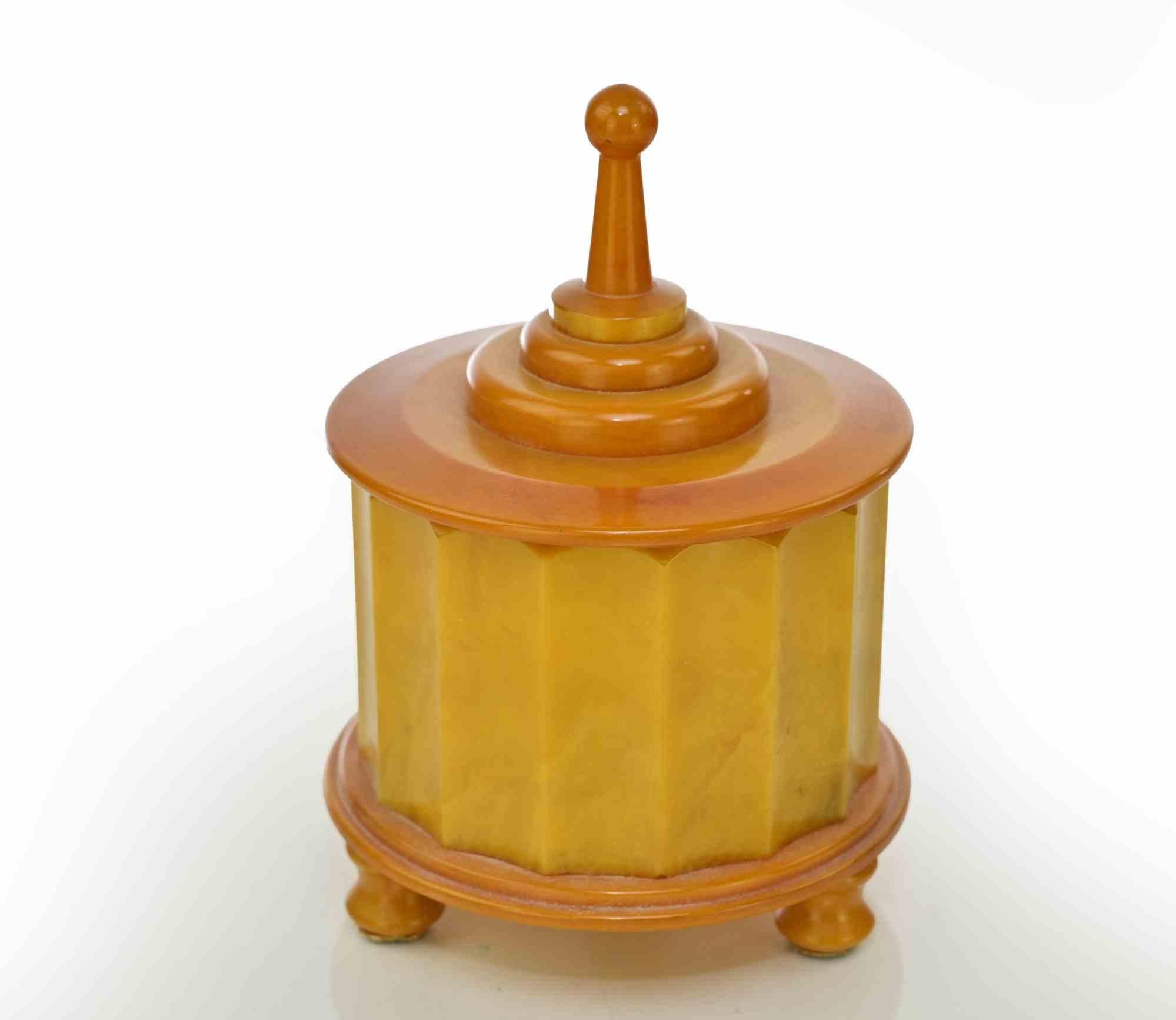 Vintage bakelite box realized in 1940s.

No cracks nor scratches.

Excellent condition.