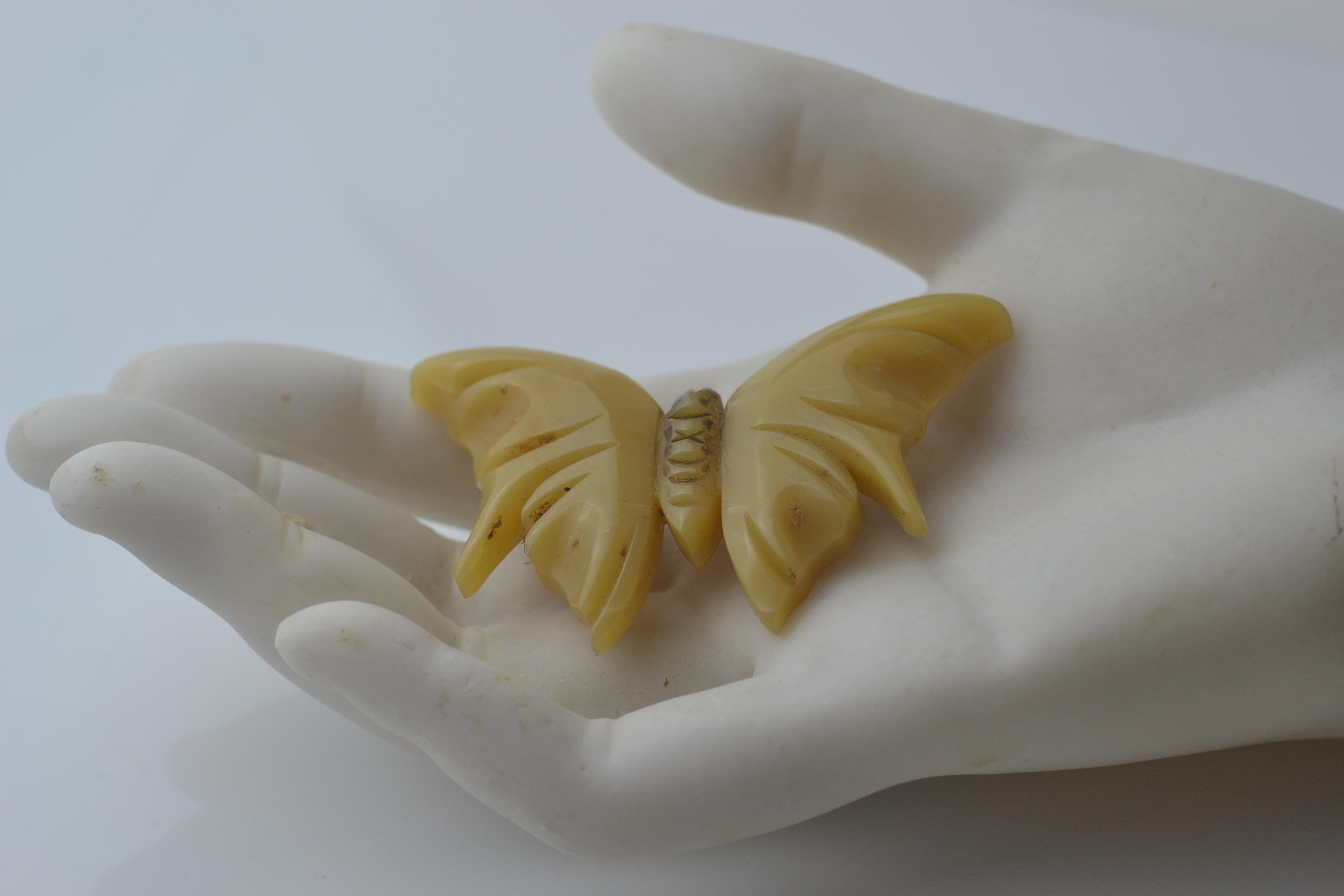 Vintage bakelite carved butterscotch butterfly brooch bought in Paris circa 1940 For Sale 5
