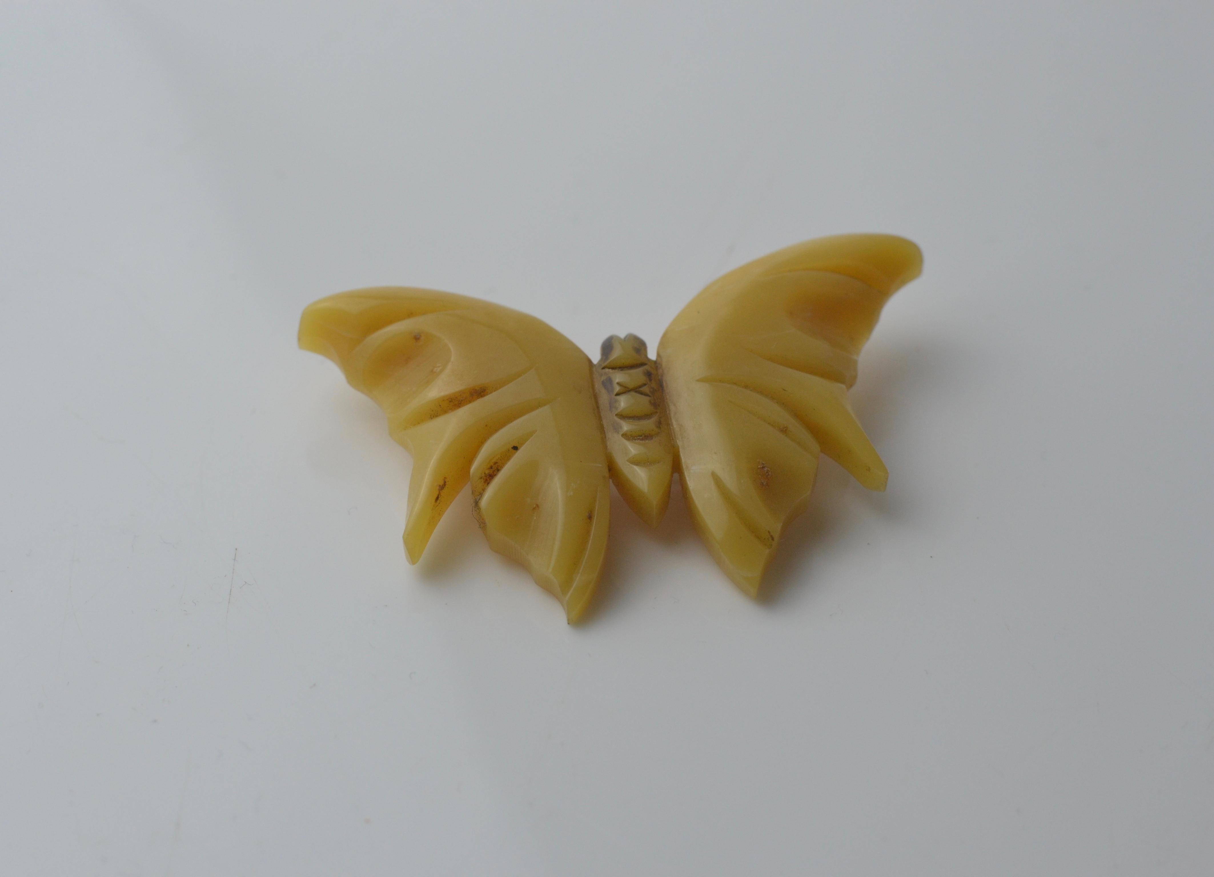 Vintage bakelite carved butterscotch butterfly brooch bought in Paris circa 1940 For Sale 7