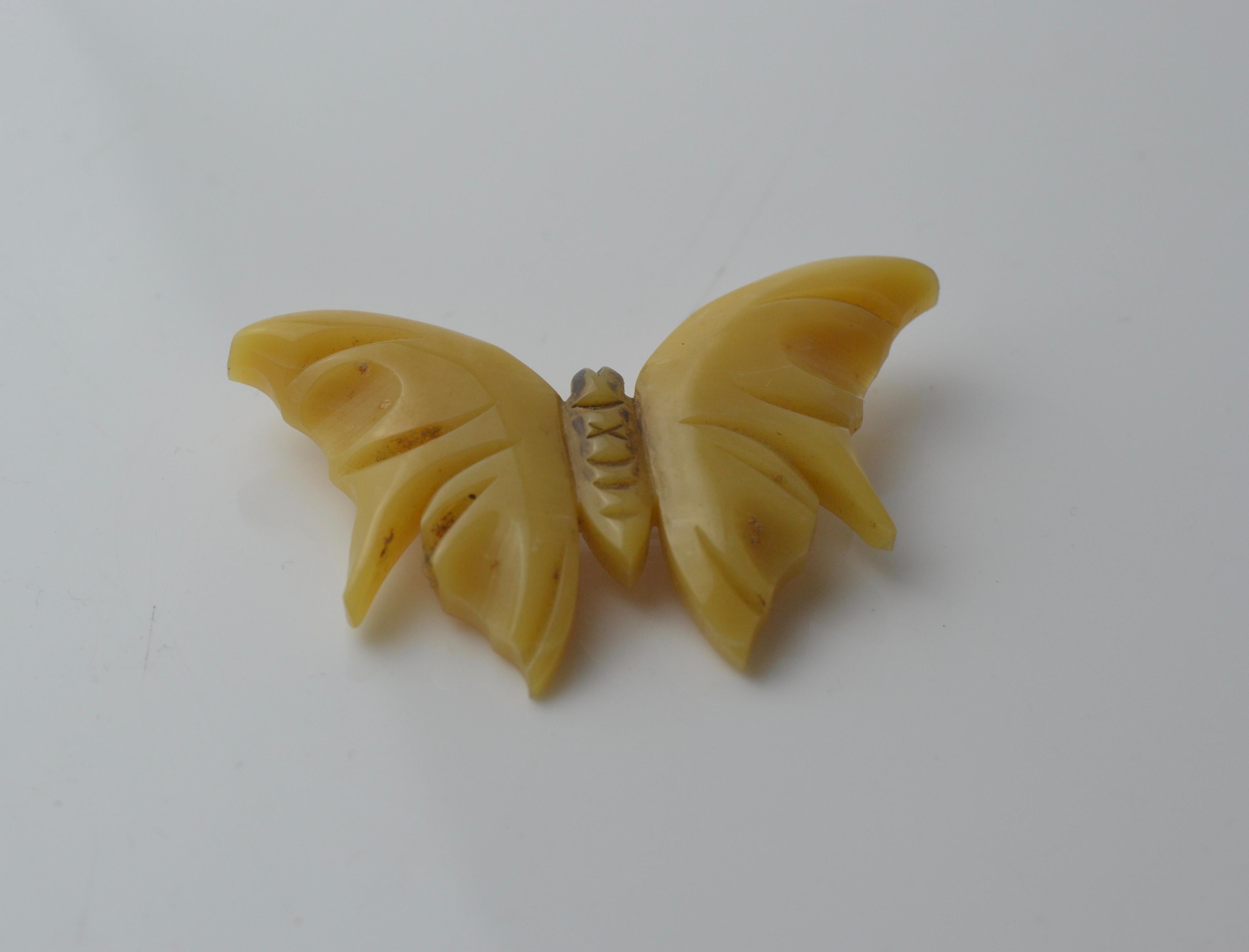 Vintage bakelite carved butterscotch butterfly brooch bought in Paris circa 1940 For Sale 8