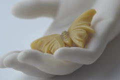 Broche papillon vintage en bakélite sculptée, achetée à Paris vers 1940