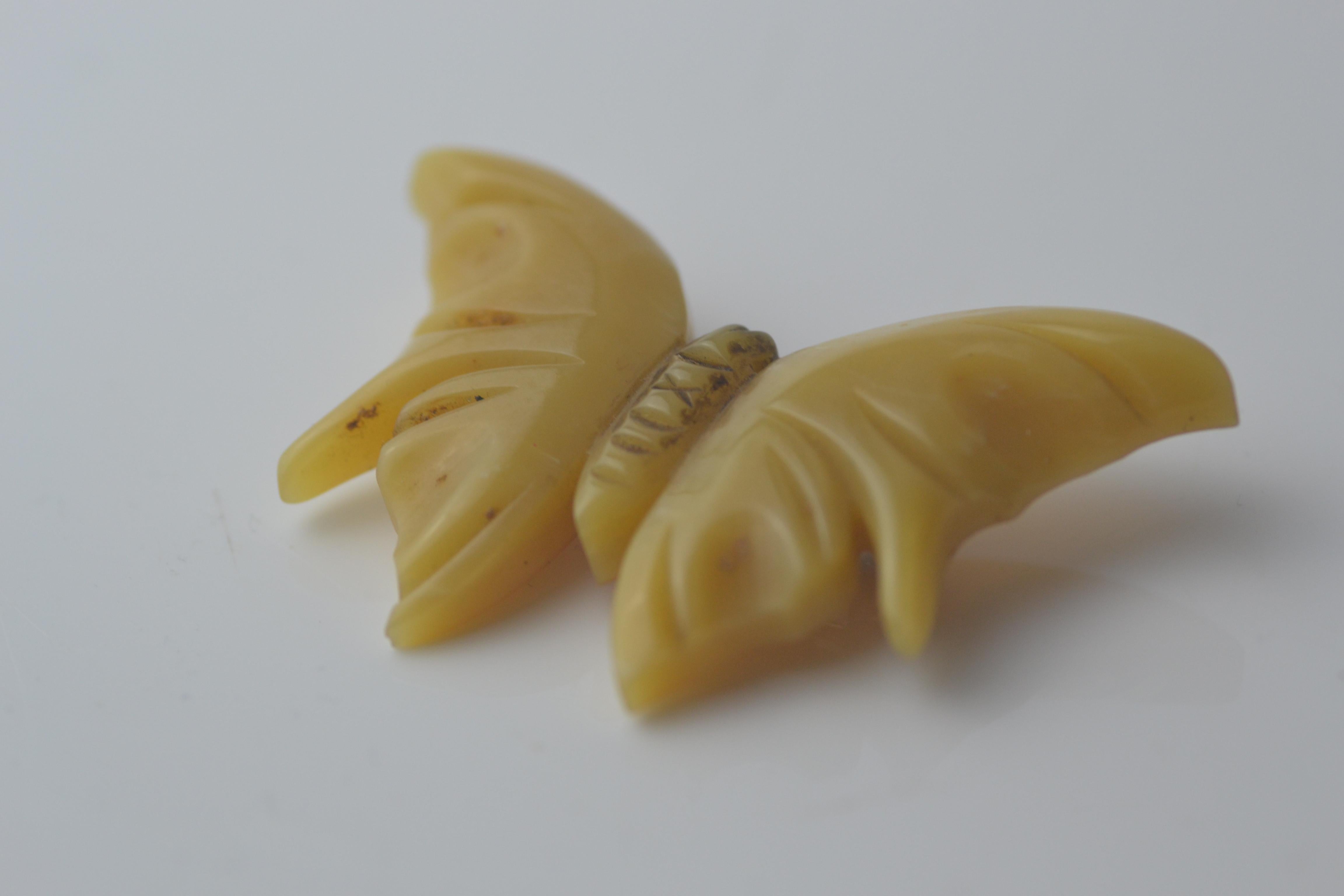 Vintage bakelite carved butterscotch butterfly brooch bought in Paris circa 1940 In Good Condition For Sale In Malpas, GB