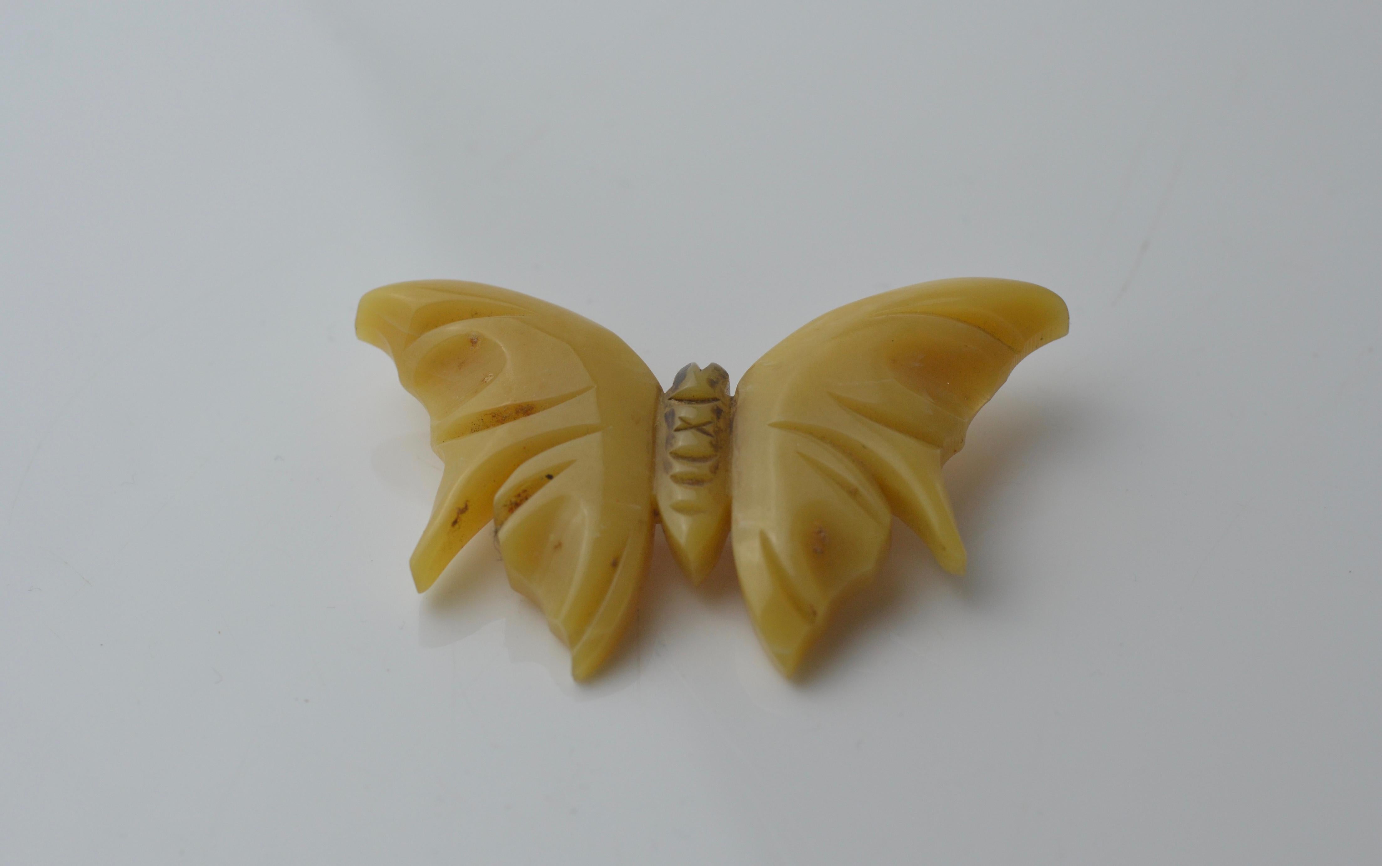Vintage bakelite carved butterscotch butterfly brooch bought in Paris circa 1940 For Sale 1