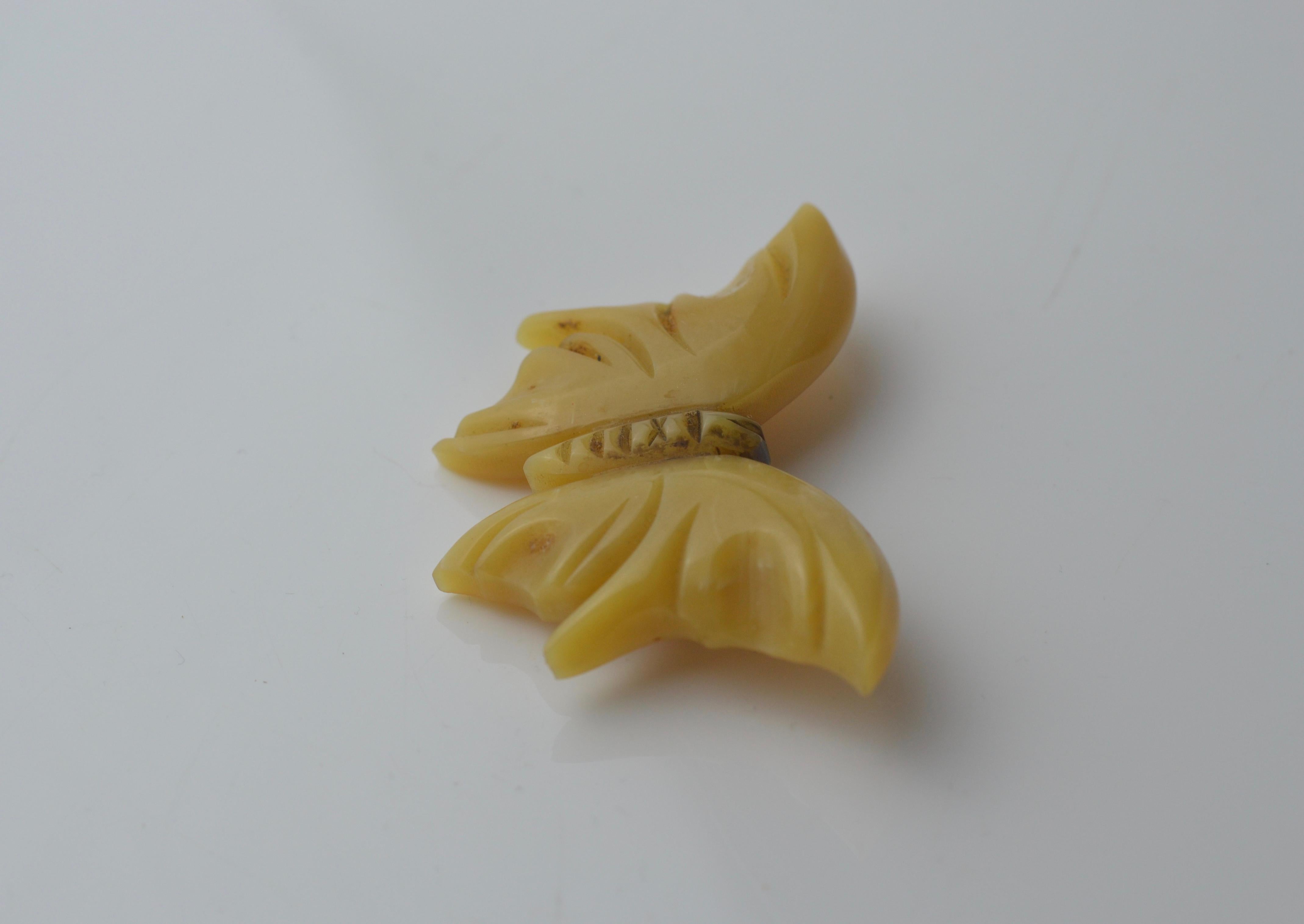 Vintage bakelite carved butterscotch butterfly brooch bought in Paris circa 1940 For Sale 2