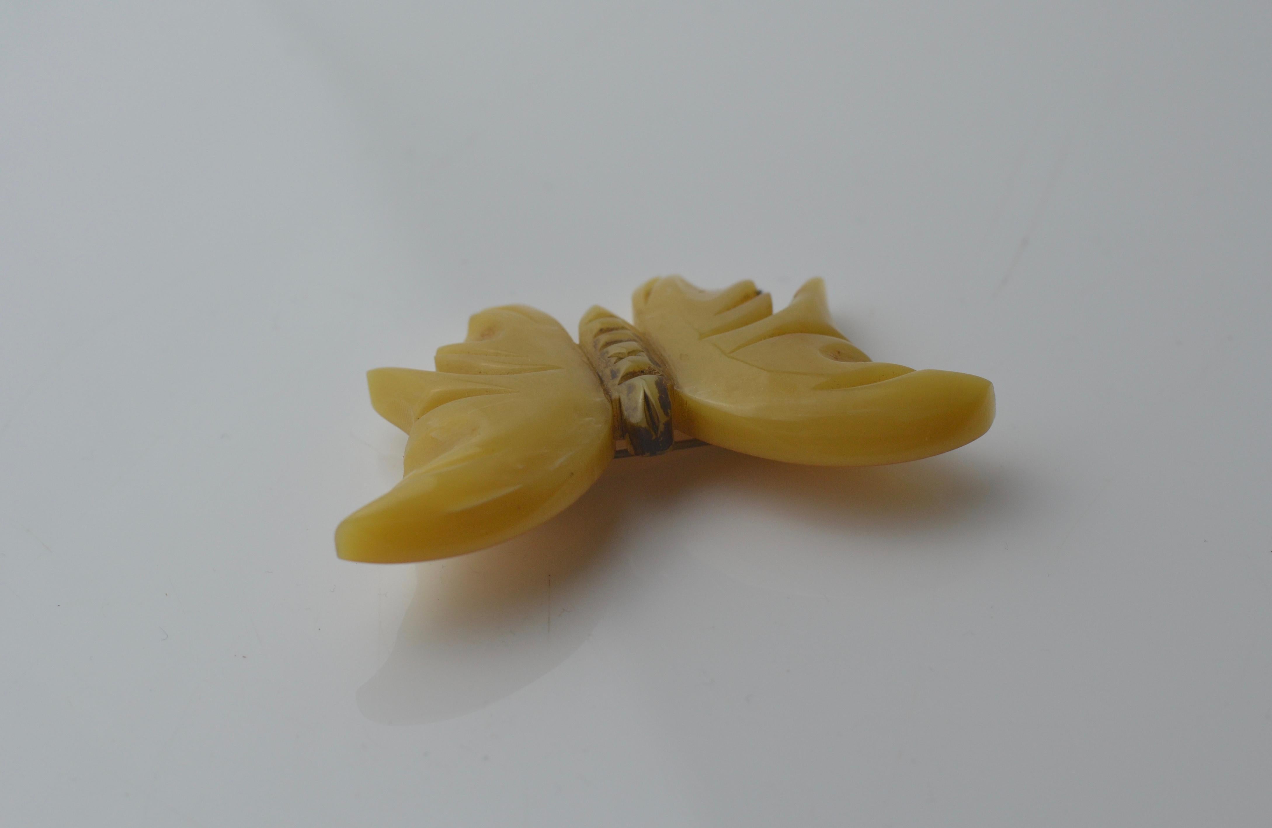 Vintage bakelite carved butterscotch butterfly brooch bought in Paris circa 1940 For Sale 3