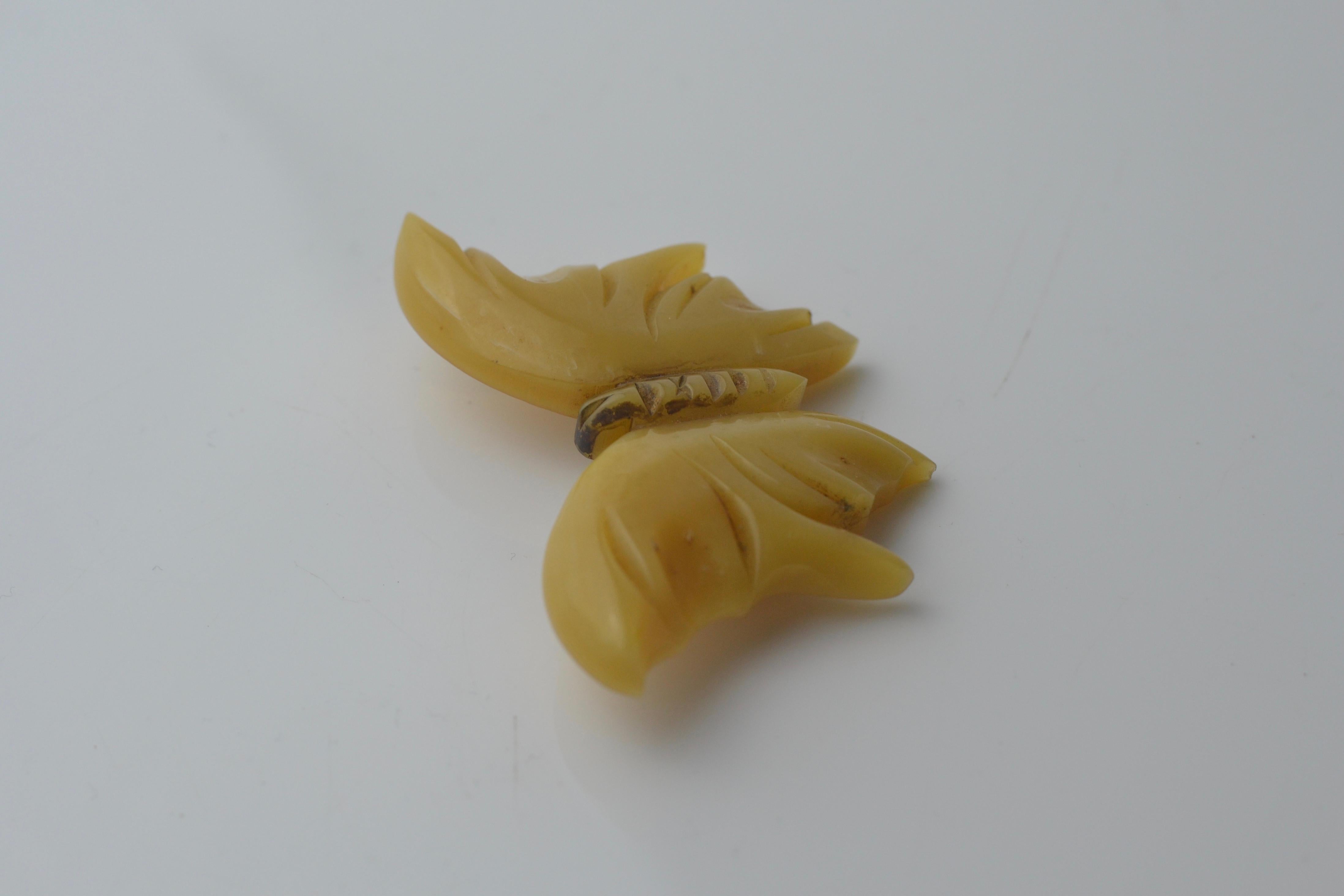 Vintage bakelite carved butterscotch butterfly brooch bought in Paris circa 1940 For Sale 4