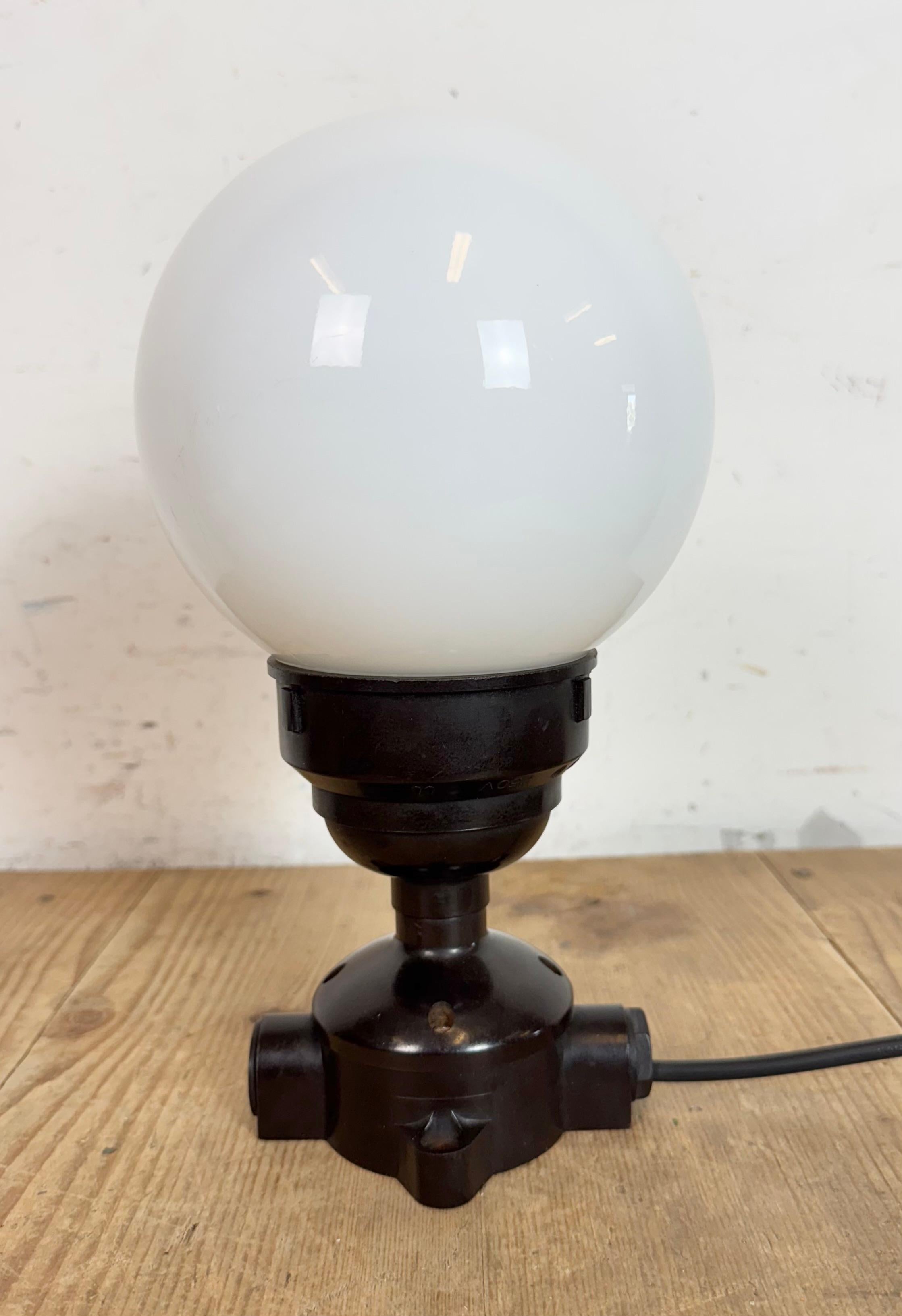 Vetro lattimo Plafoniera vintage in bachelite con vetro al latte , anni '60 in vendita