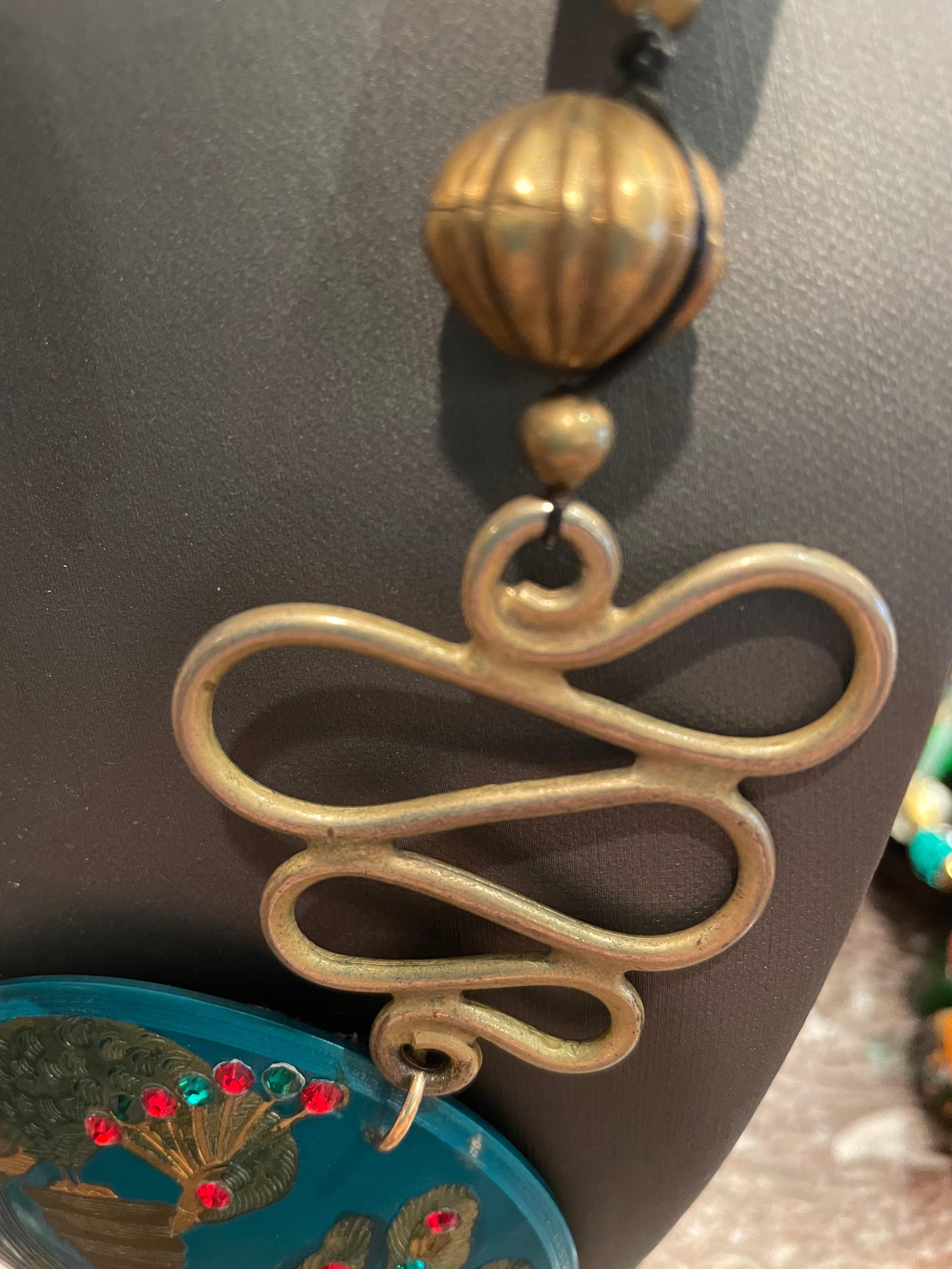 Vintage, handbemalt und mit Kristallen eingelegt Bakelit Mittelstück, ein von einer Art Halskette ist im Angebot von Lorraine's Bijoux.Das Mittelstück ist handbemalt und mit funkelnden Kristallen in rot und grün eingelegt.Diese erstaunliche Stück
