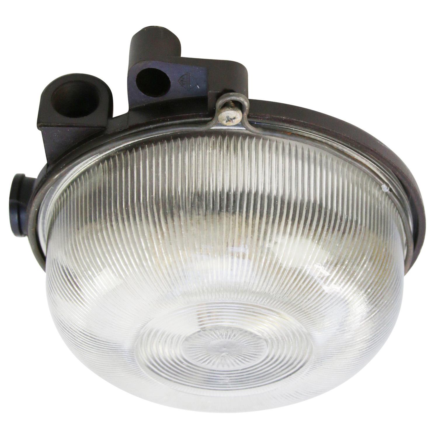 Sconce industriali da parete e soffitto. Retro in bachelite.
Vetro a righe.

Peso 1,0 kg / 2,2 lb

Prezzo per singolo articolo. Tutte le lampade sono state rese idonee dagli standard internazionali per le lampadine a incandescenza, a risparmio