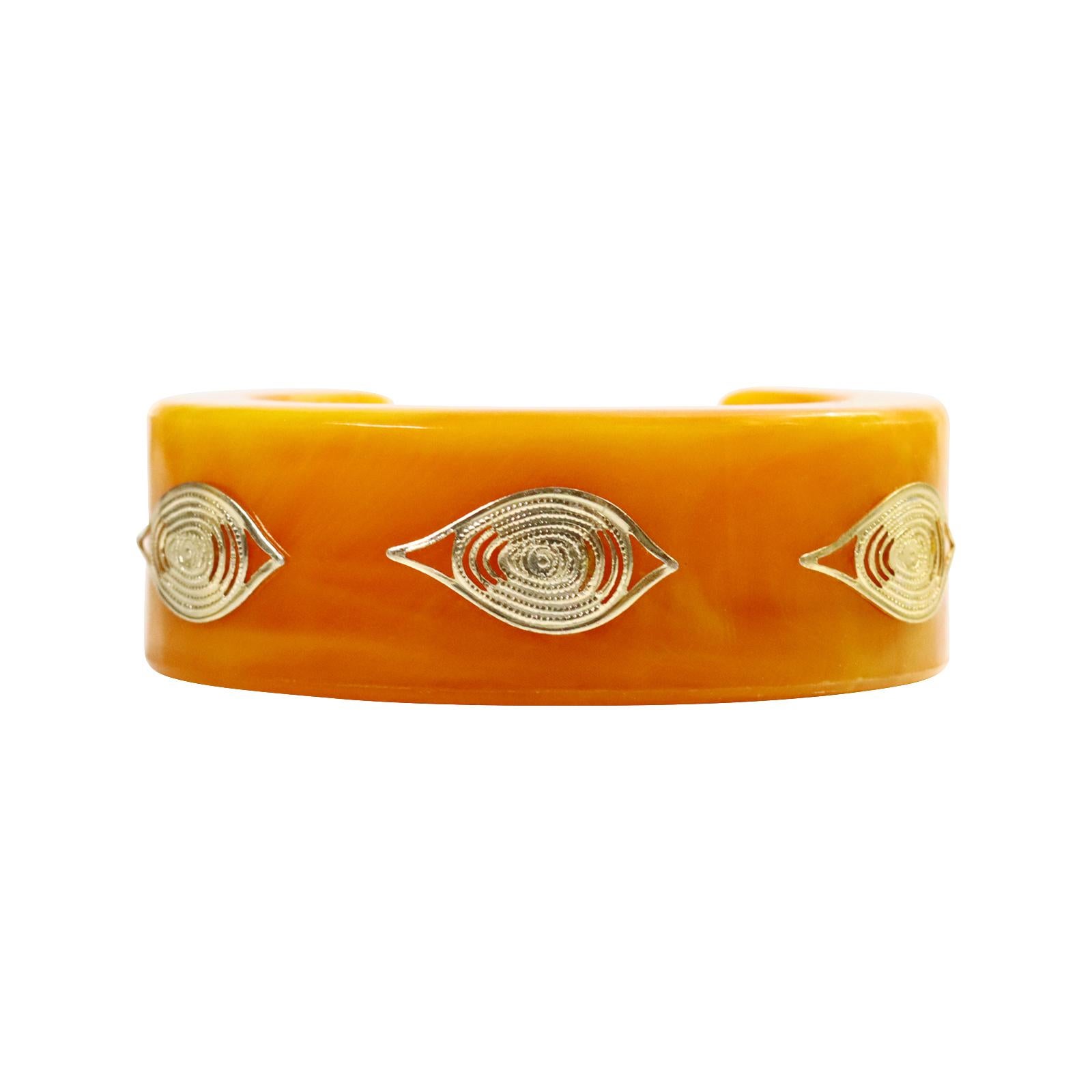 Manchette vintage en bakélite orange avec pièces en or en forme d'oeil maléfique Unisexe en vente