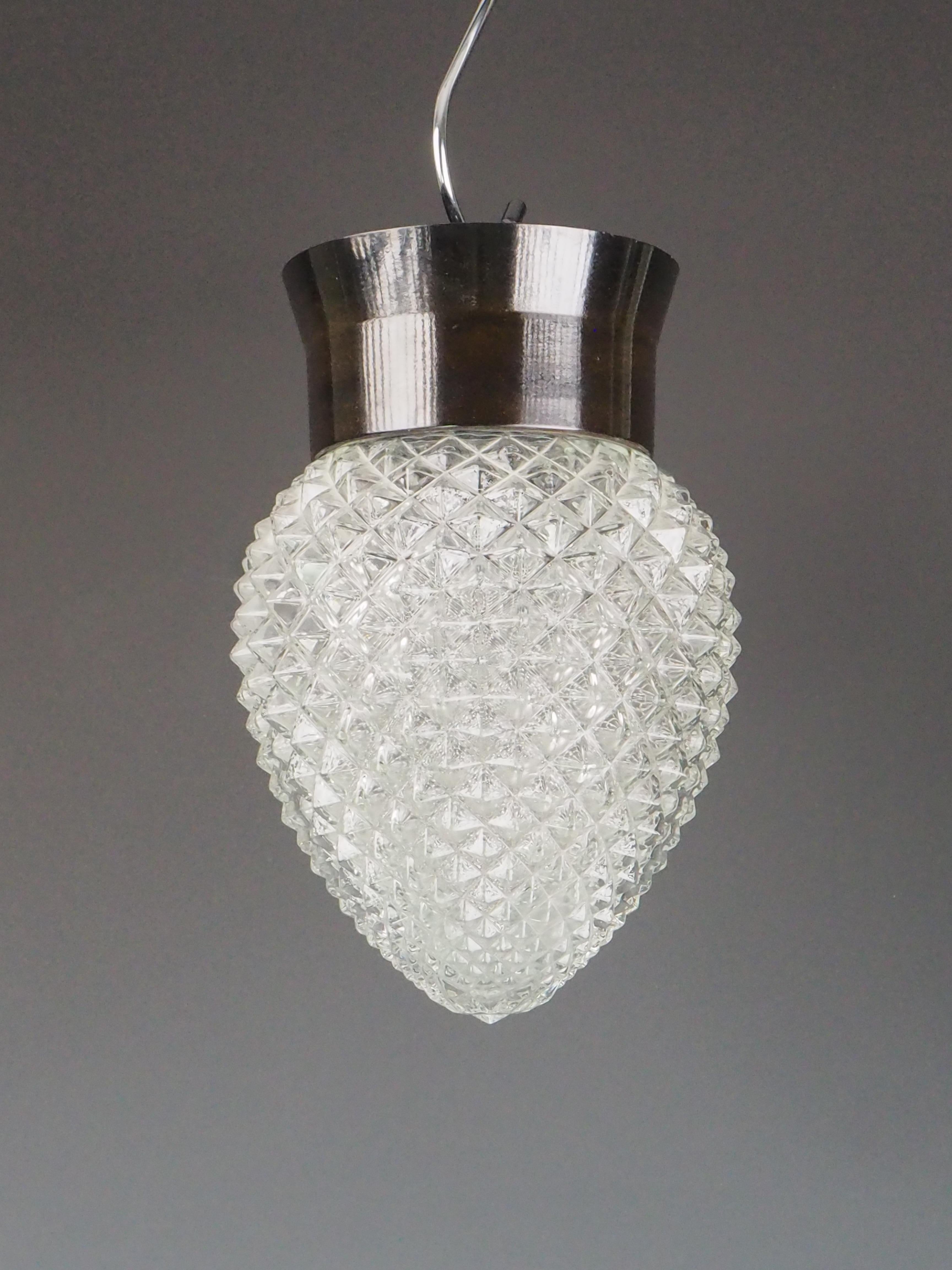 Lámpara de techo vintage de baquelita y cristal de piña - Colgante empotrable retro

Añade un toque de encanto de mediados de siglo a tu interior con esta lámpara de techo vintage de baquelita y cristal de piña, un elegante ejemplo del diseño de