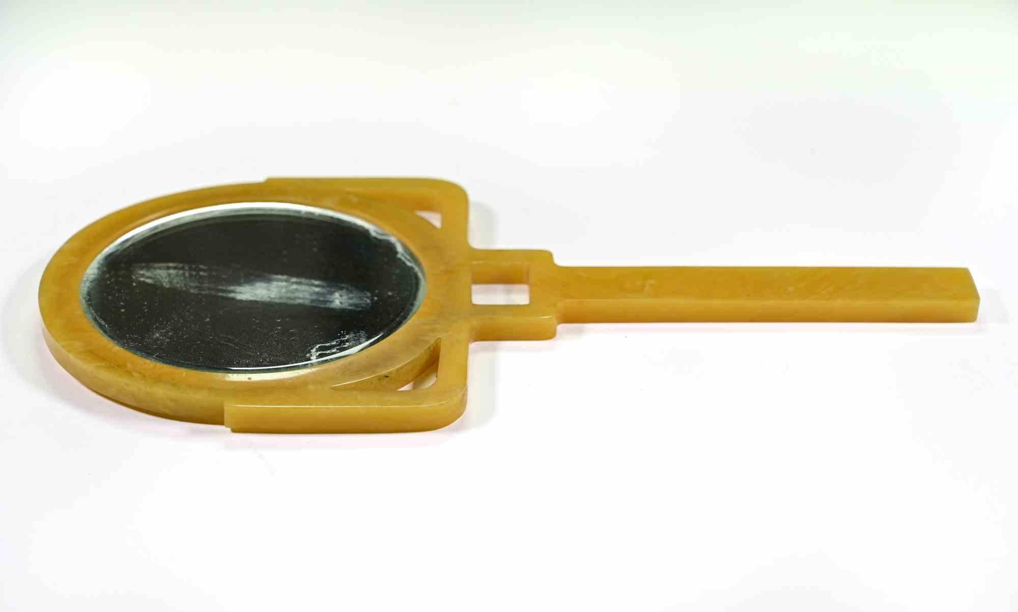 Miroir portable vintage en bakélite réalisé dans les années 1940.

Bon état.