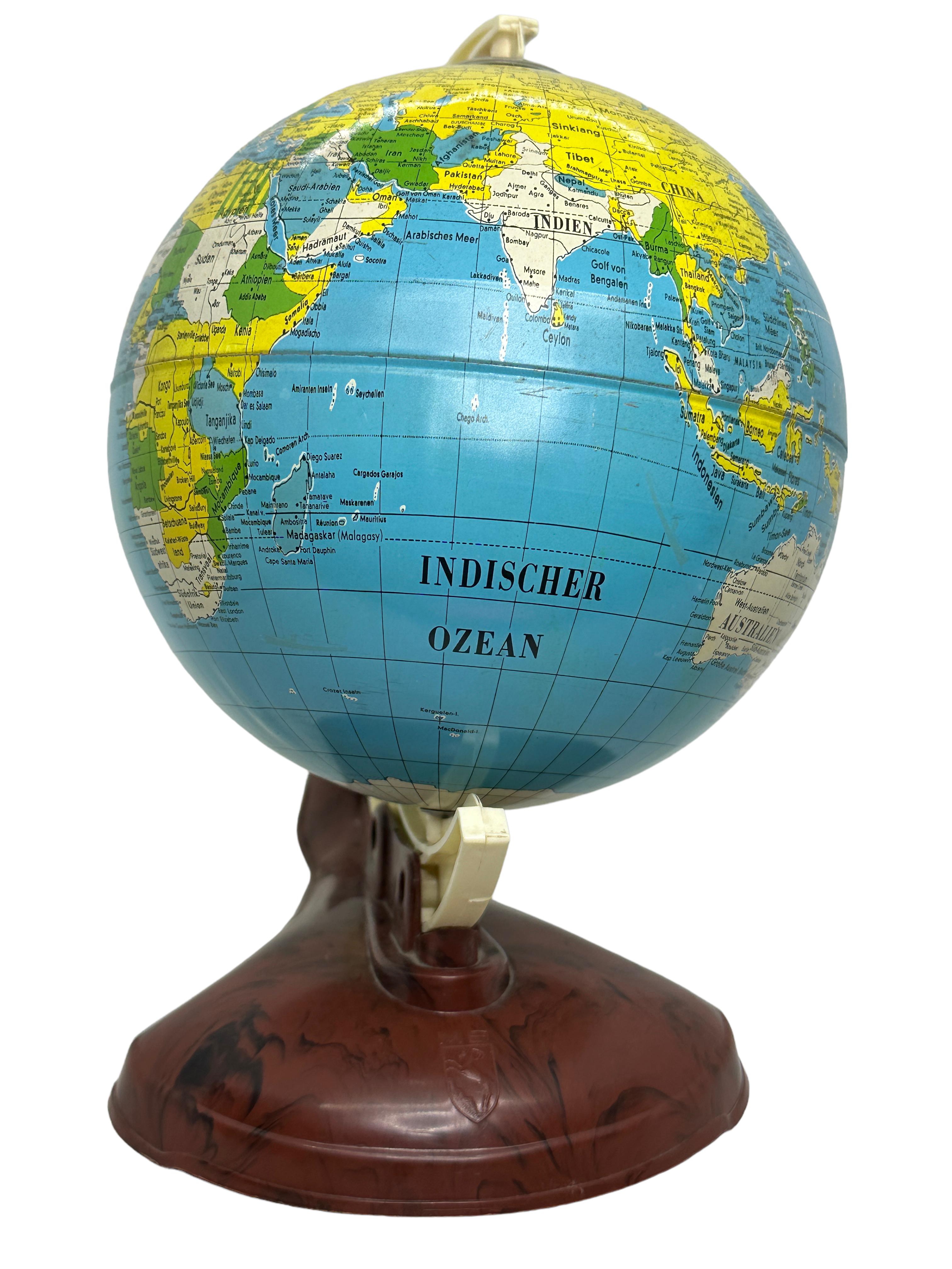 Vintage Globe from the 1950s.
Specially made on the subject of aviation.
Depicted with all kinds of flying lines.
Made by the company M.S. Germany.
The globe is made of Tin and the stand is Bakelite.
Globe and stand are in beautiful vintage
