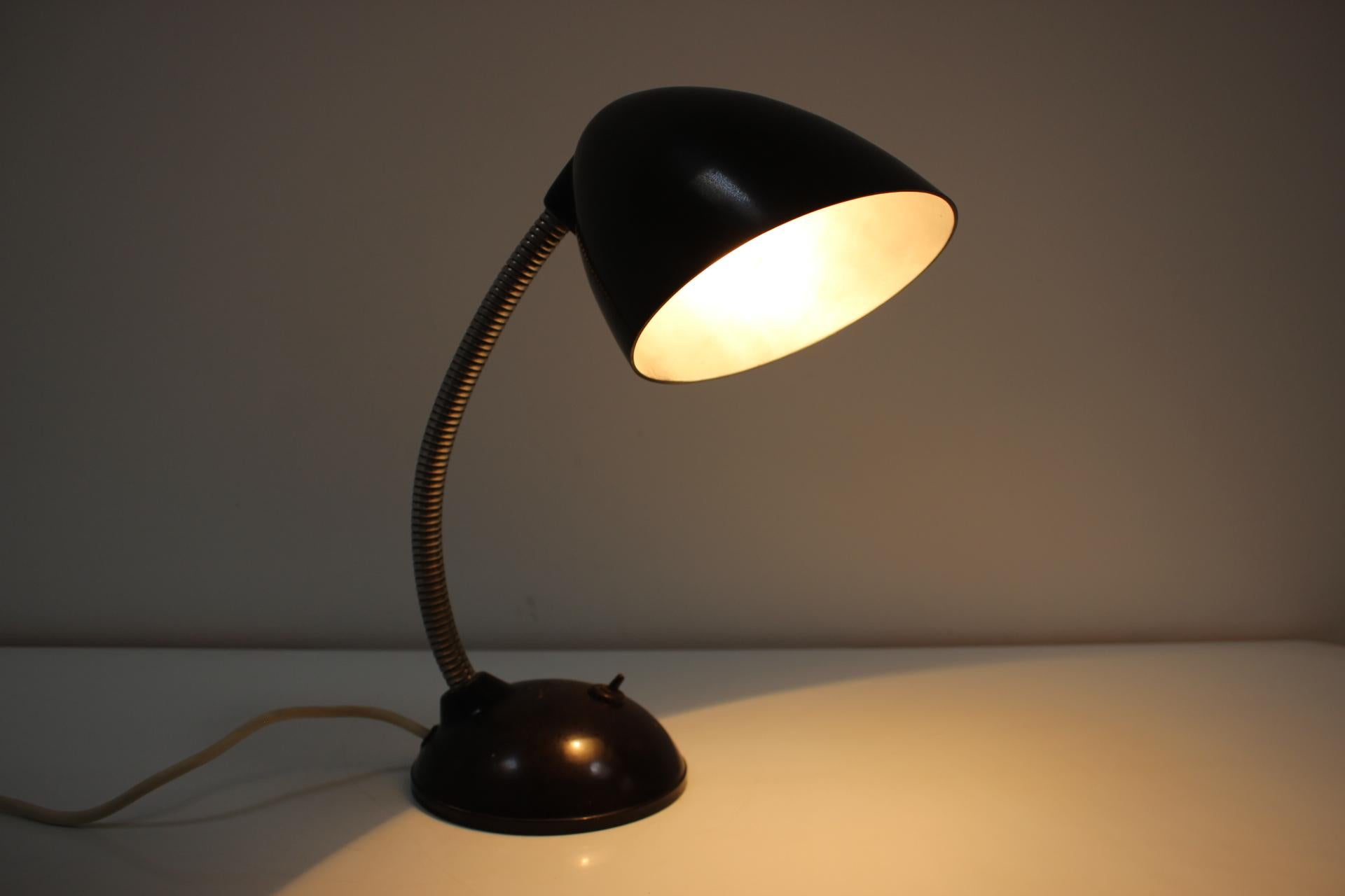 Lampe de bureau vintage en bakélite, années 1950 Bon état - En vente à Praha, CZ