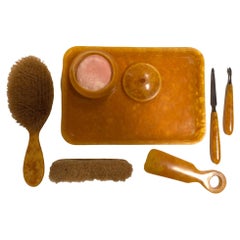 Ensemble de coiffeuses vintage en bakélite avec plateau, brosses, boîte à poudre et éponge