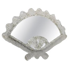 Miroir mural vintage en bakélite, design en forme d'éventail transparent avec bord texturé, années 1970