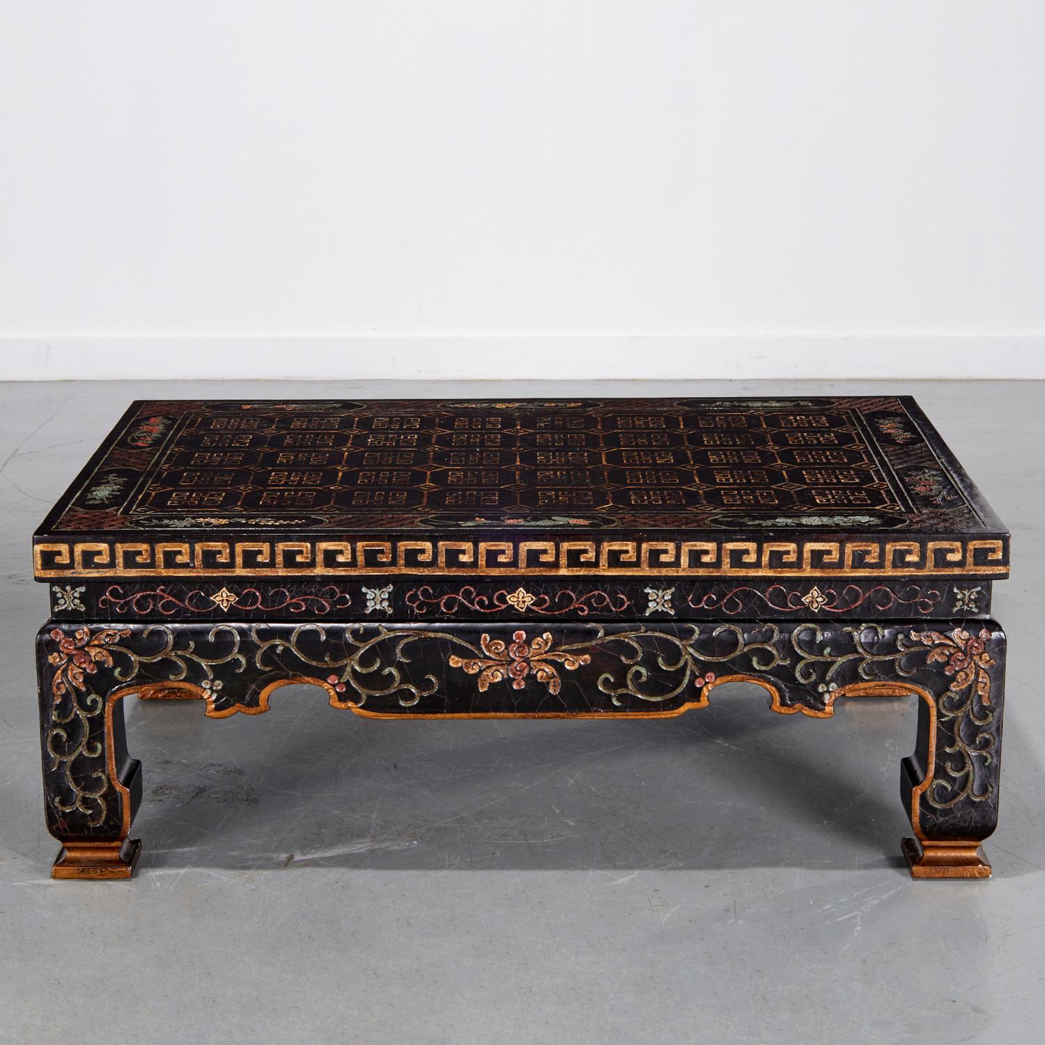 20. Jh., ein fein gearbeiteter Couchtisch von Baker Furniture, inspiriert von chinesischen Designelementen. Der Tisch hat ein niedriges Profil mit einer rechteckigen Platte und ist kunstvoll mit detaillierten handgemalten Motiven verziert. Die